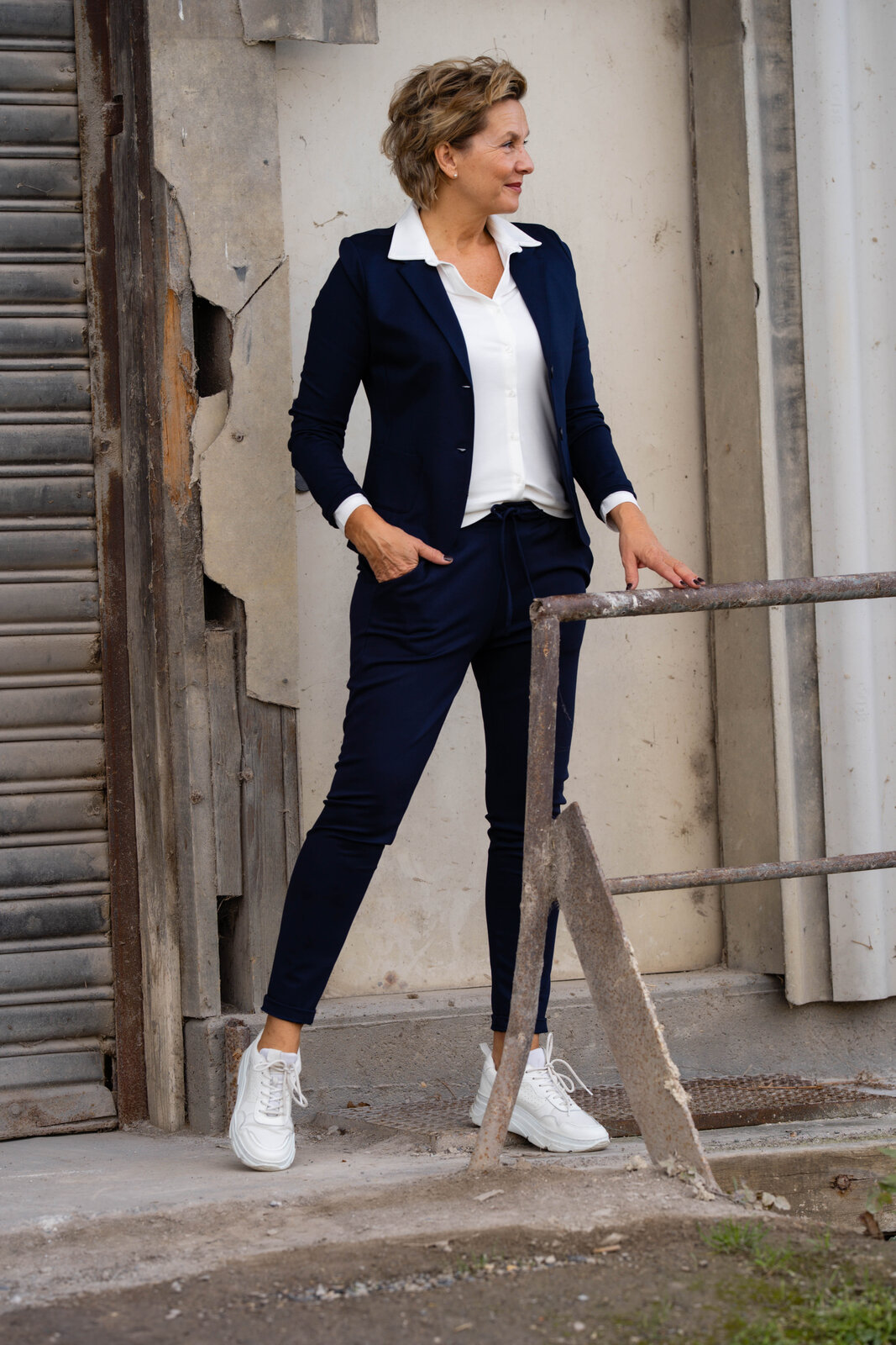 Chino-Hose “LISSY” – dunkelblau (H01)/ Kurzblazer “SISSI” – dunkelblau (B04)/Bluse “DERYA” offwhite (HL29)