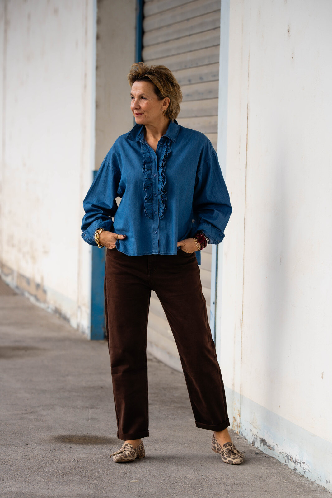 Jeanshemd “LYNELLA” medium (HL26)/ Pants “DILARA” schokobraun (H61)