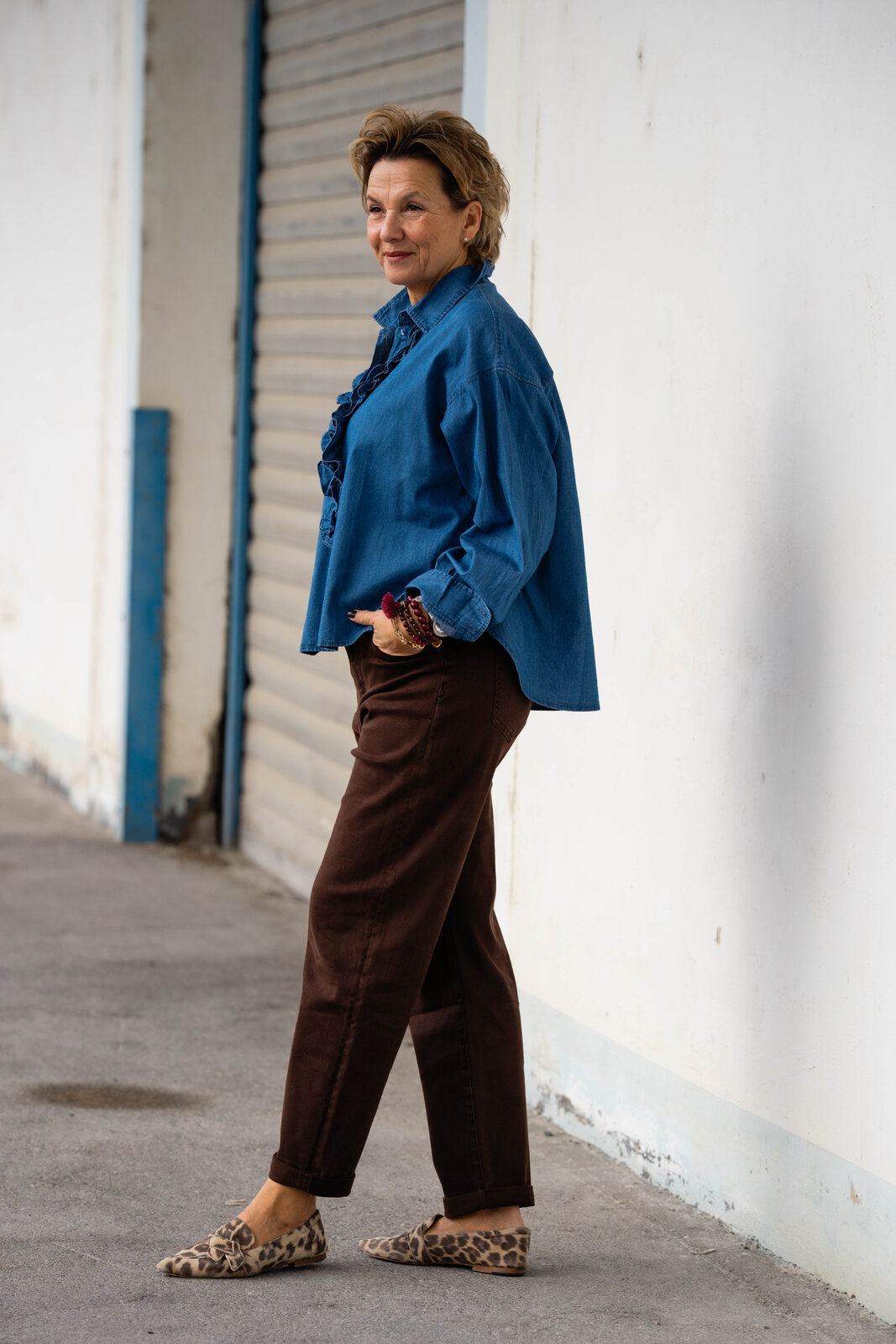 Jeanshemd “LYNELLA” medium (HL26)/ Pants “DILARA” schokobraun (H61)