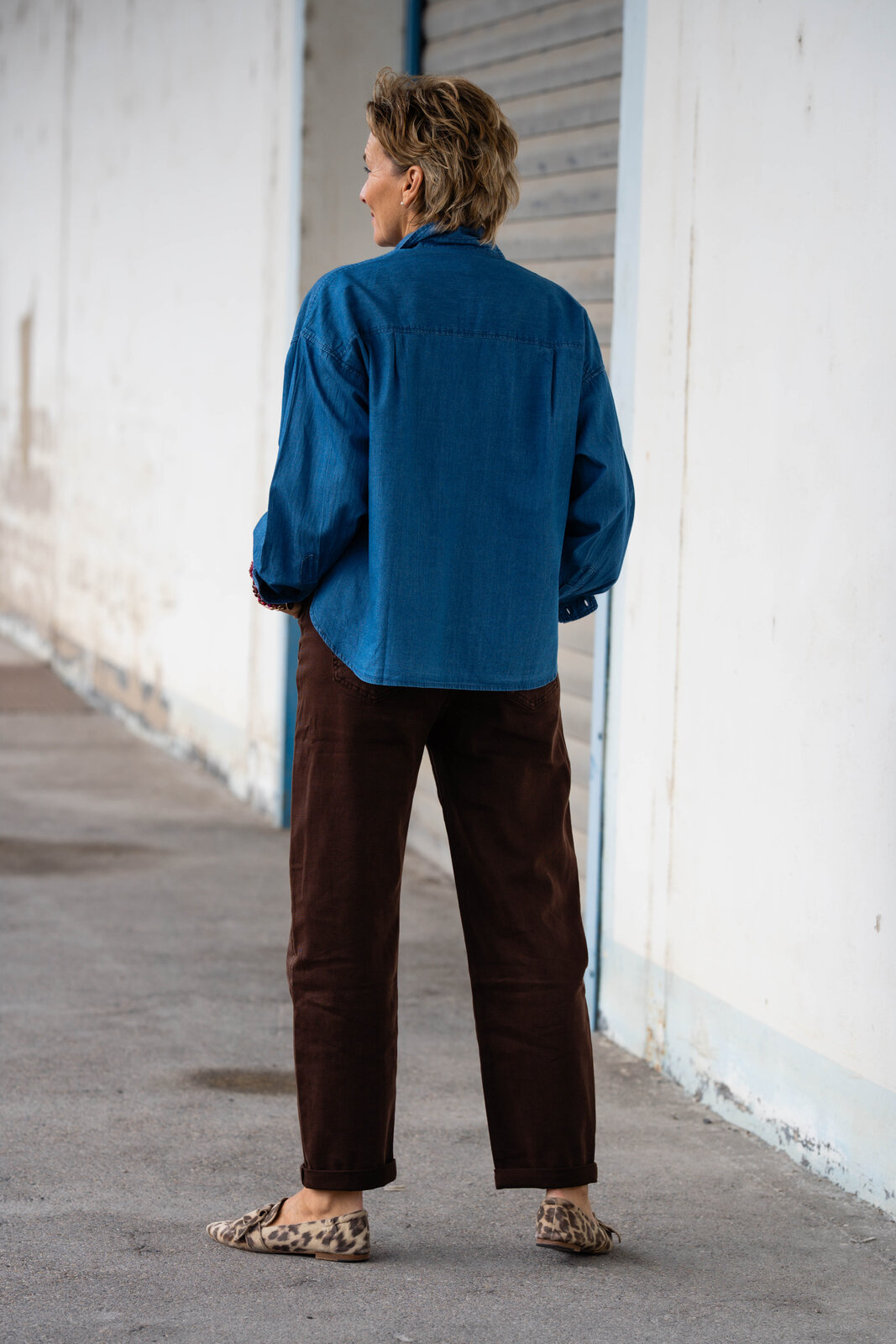 Jeanshemd “LYNELLA” medium (HL26)/ Pants “DILARA” schokobraun (H61)