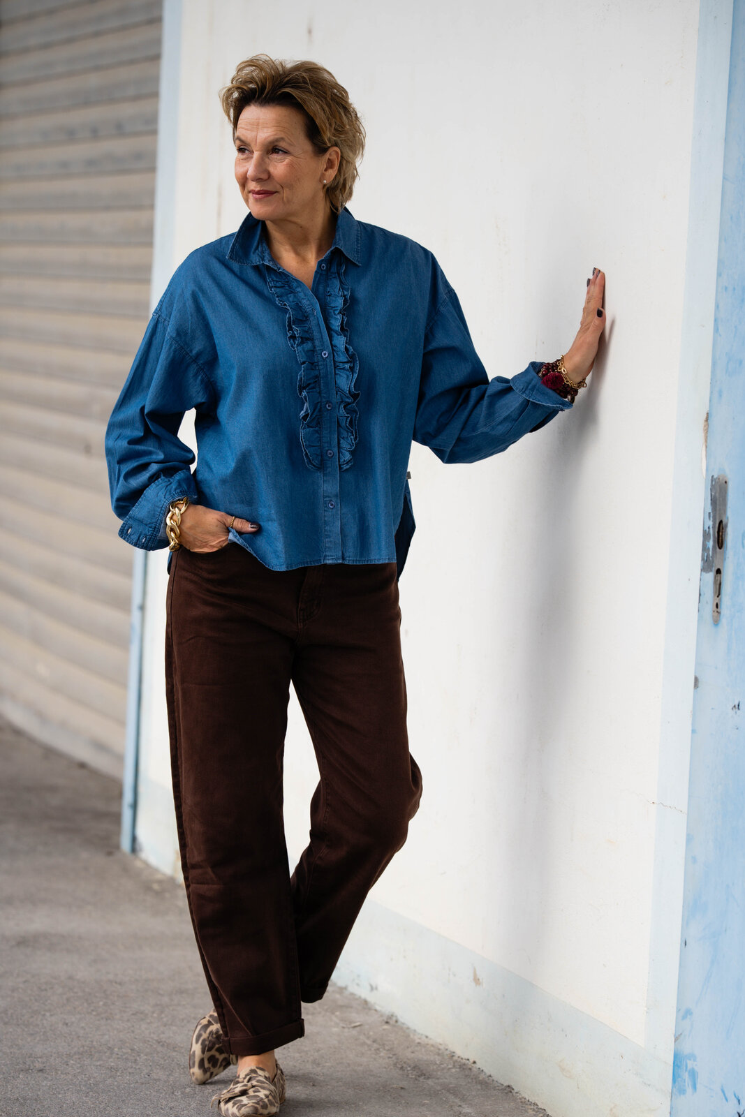 Jeanshemd “LYNELLA” medium (HL26)/ Pants “DILARA” schokobraun (H61)