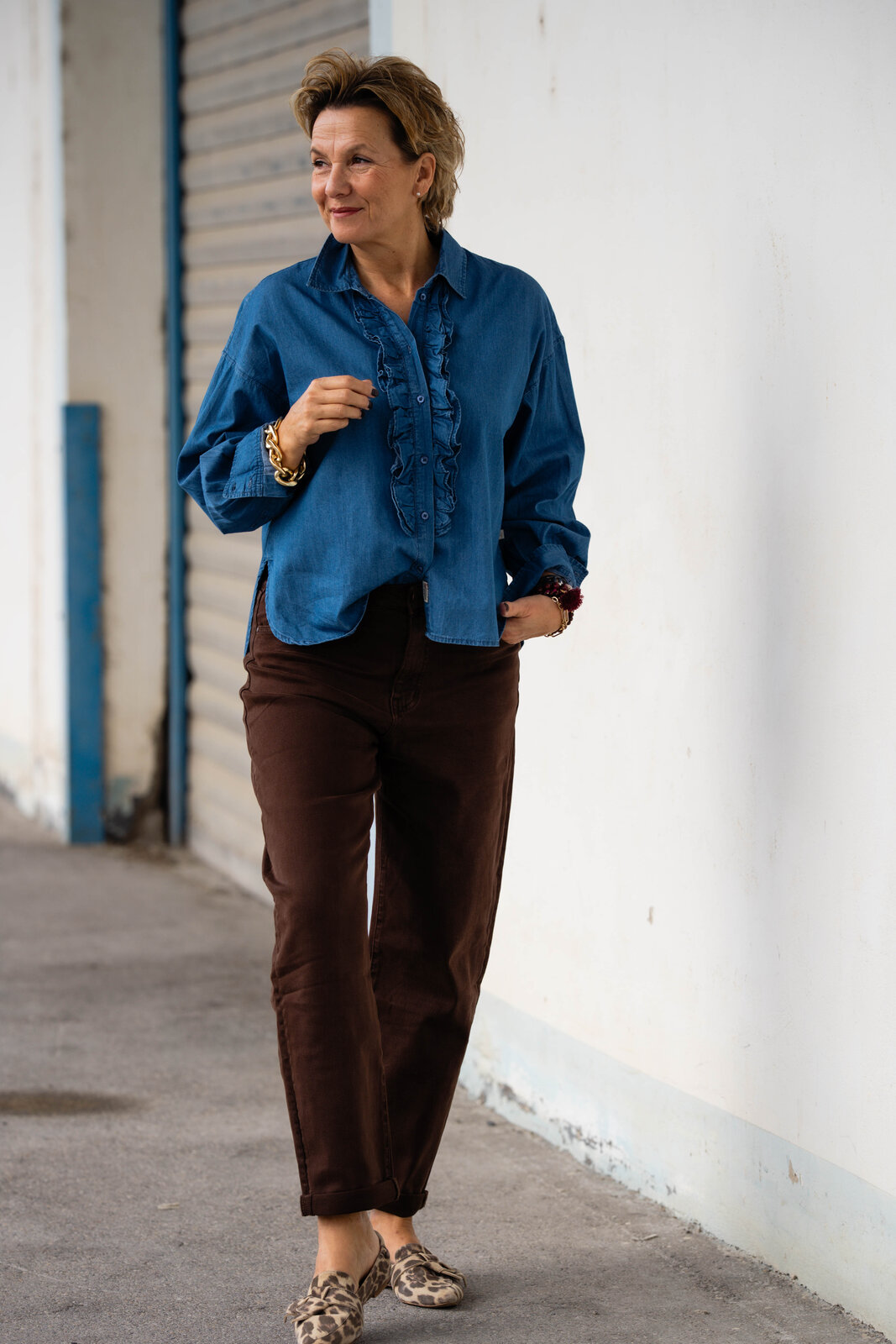 Jeanshemd “LYNELLA” medium (HL26)/ Pants “DILARA” schokobraun (H61)