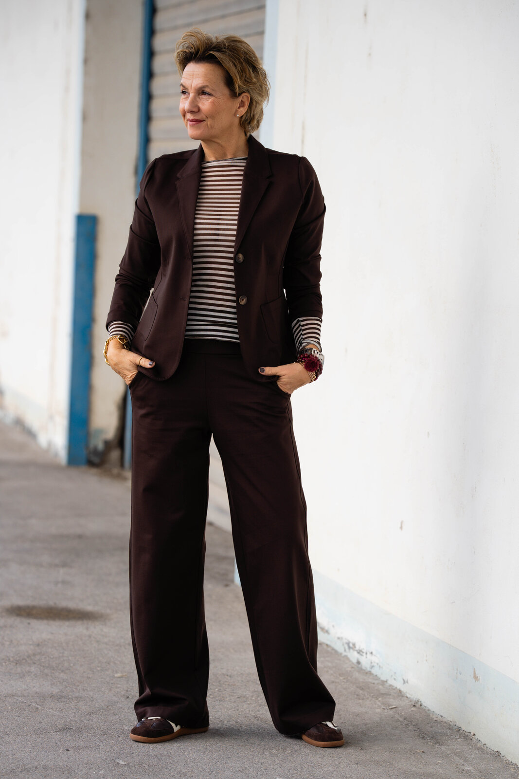 Kurzblazer “SISSI” – schokobraun (B04)/ Streifenshirt ecru/braun “RENATA” (BA06) /Hose “MANJA” – schokobraun (H14)