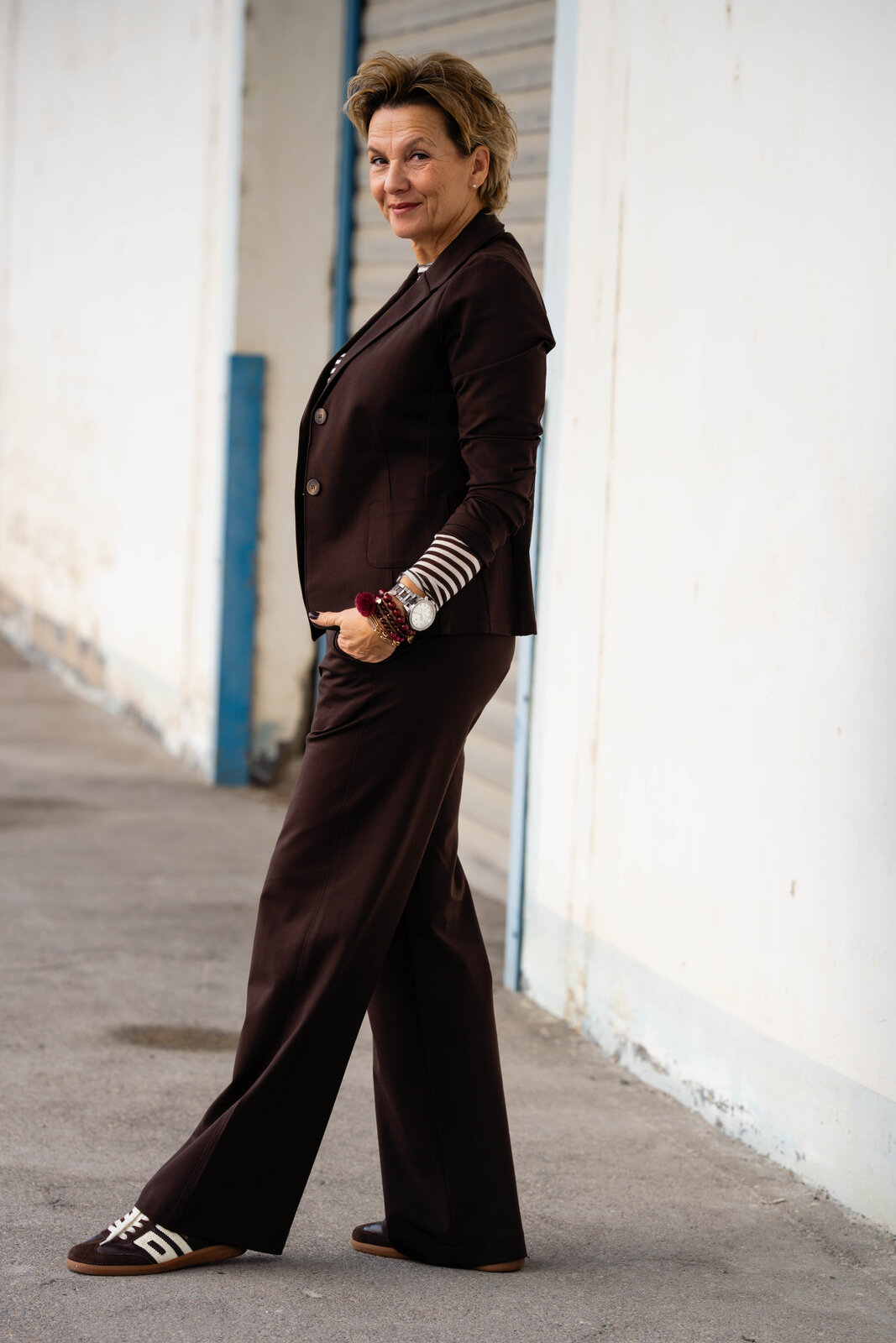 Kurzblazer “SISSI” – schokobraun (B04)/ Streifenshirt ecru/braun “RENATA” (BA06) /Hose “MANJA” – schokobraun (H14)