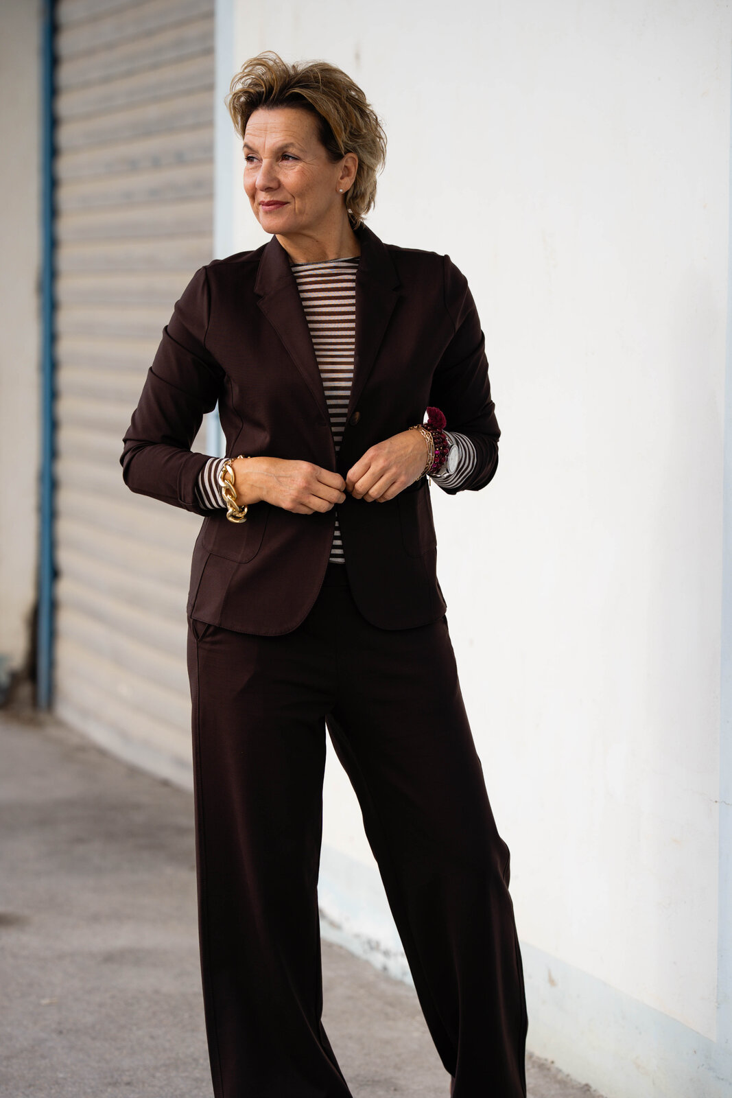 Kurzblazer “SISSI” – schokobraun (B04)/ Streifenshirt ecru/braun “RENATA” (BA06) /Hose “MANJA” – schokobraun (H14)