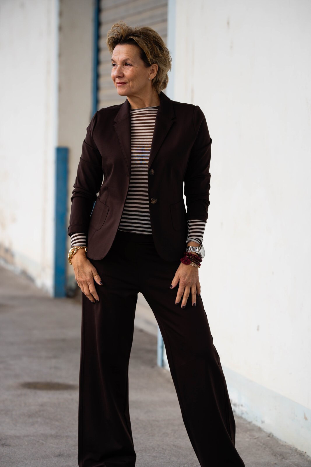 Kurzblazer “SISSI” – schokobraun (B04)/ Streifenshirt ecru/braun “RENATA” (BA06) /Hose “MANJA” – schokobraun (H14)