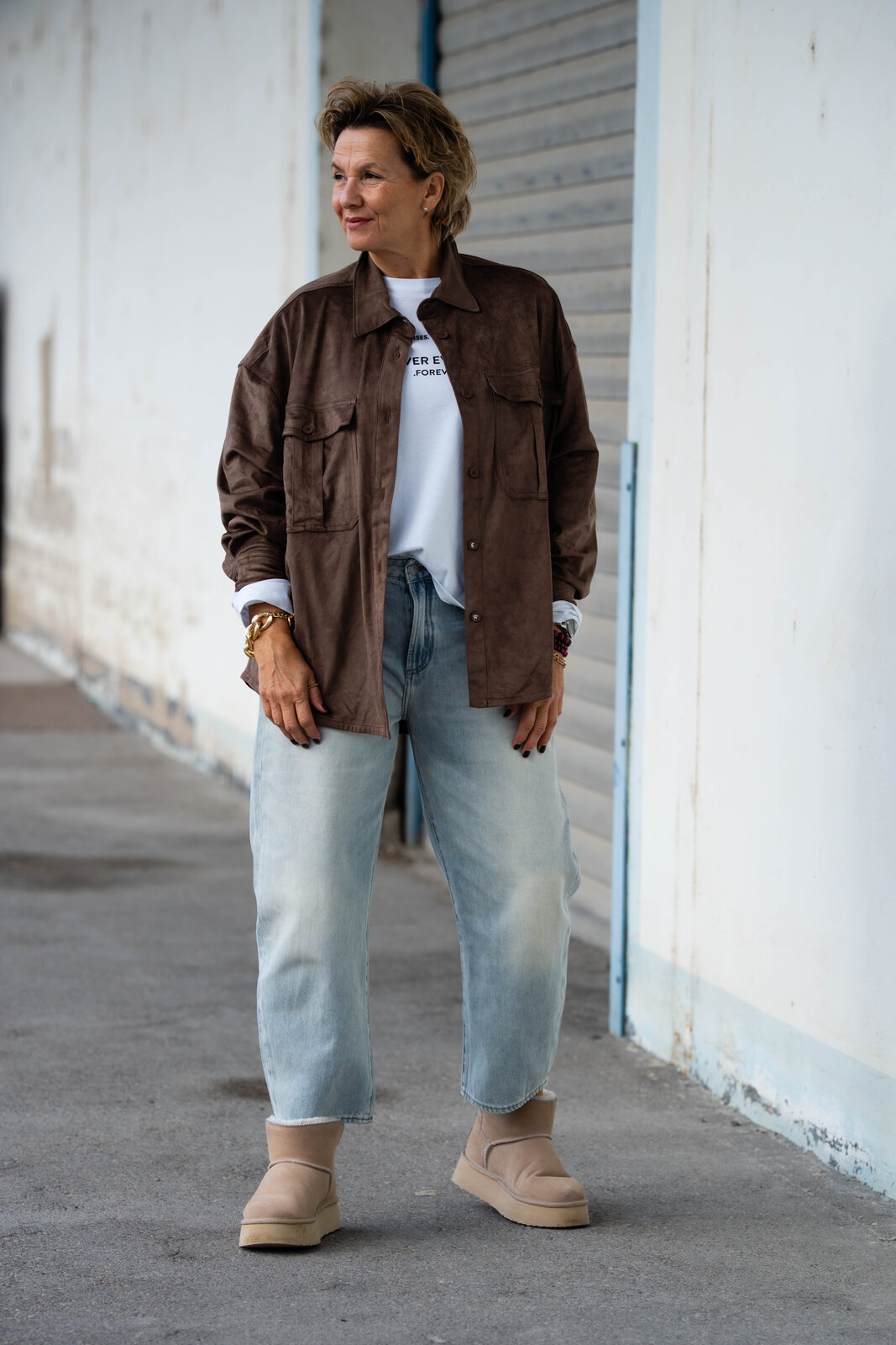 Jeans “YOANA POCKET” – sky blue-pink (ER91)/ Lockeres Longsleeve “TAPI” (SE61)/Oversized Hemd “ERMELINA” (ER38)