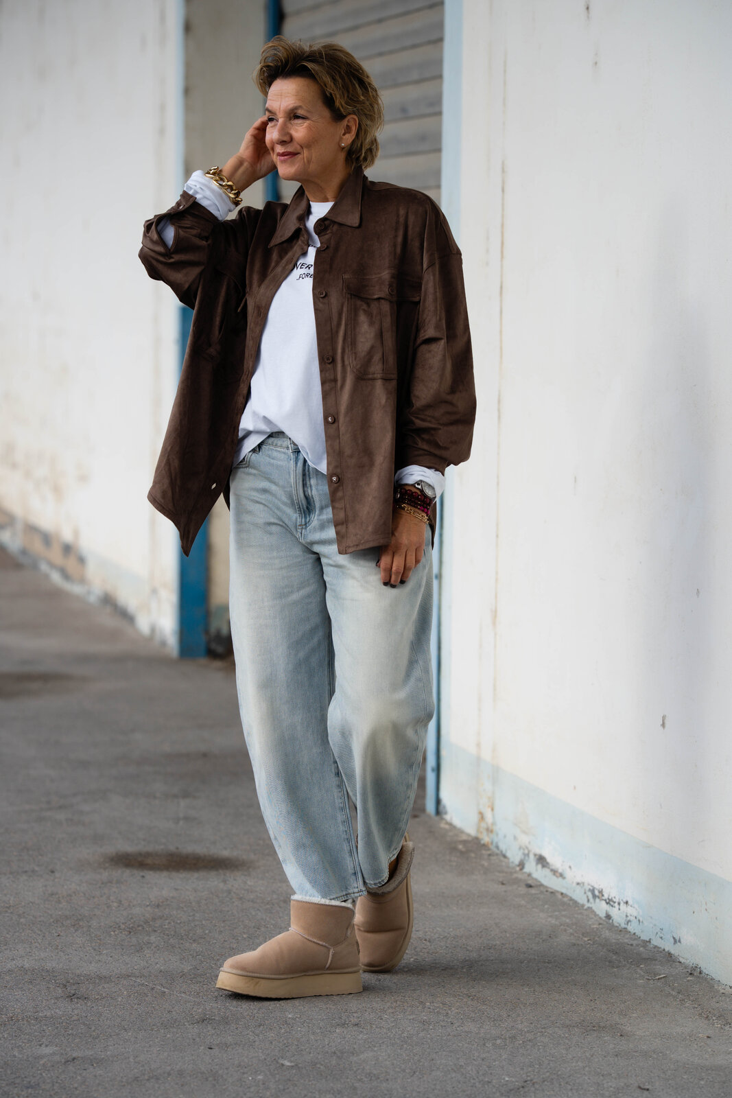 Jeans “YOANA POCKET” – sky blue-pink (ER91)/ Lockeres Longsleeve “TAPI” (SE61)/Oversized Hemd “ERMELINA” (ER38)