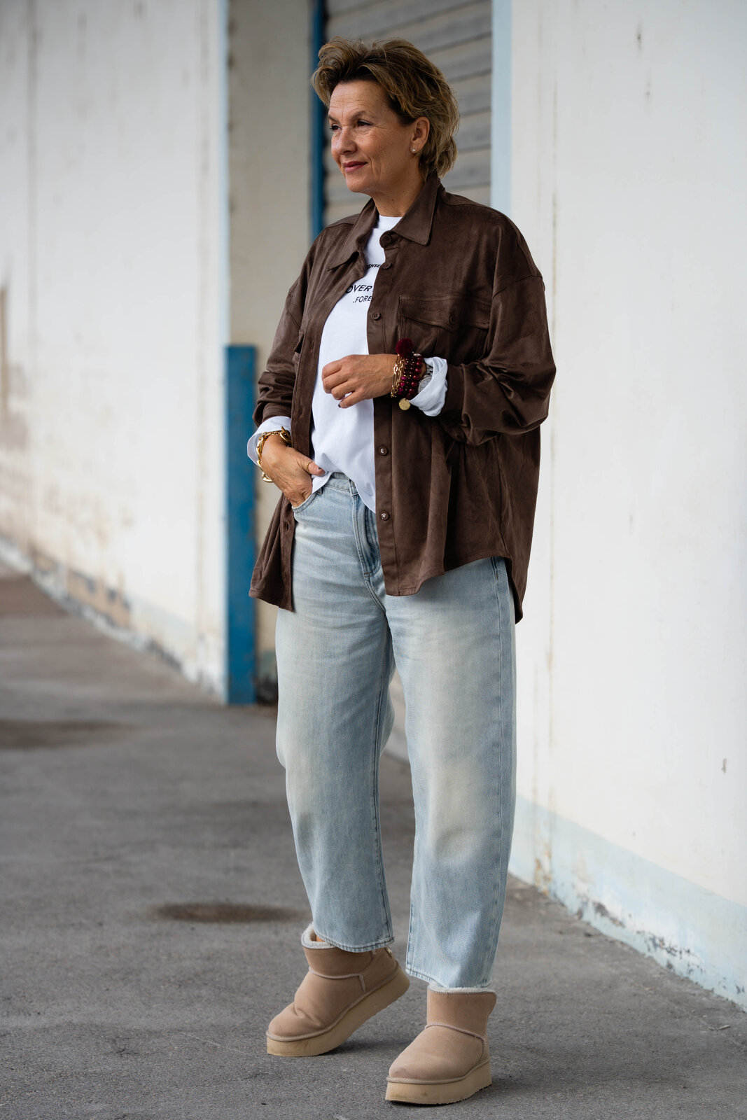 Jeans “YOANA POCKET” – sky blue-pink (ER91)/ Lockeres Longsleeve “TAPI” (SE61)/Oversized Hemd “ERMELINA” (ER38)