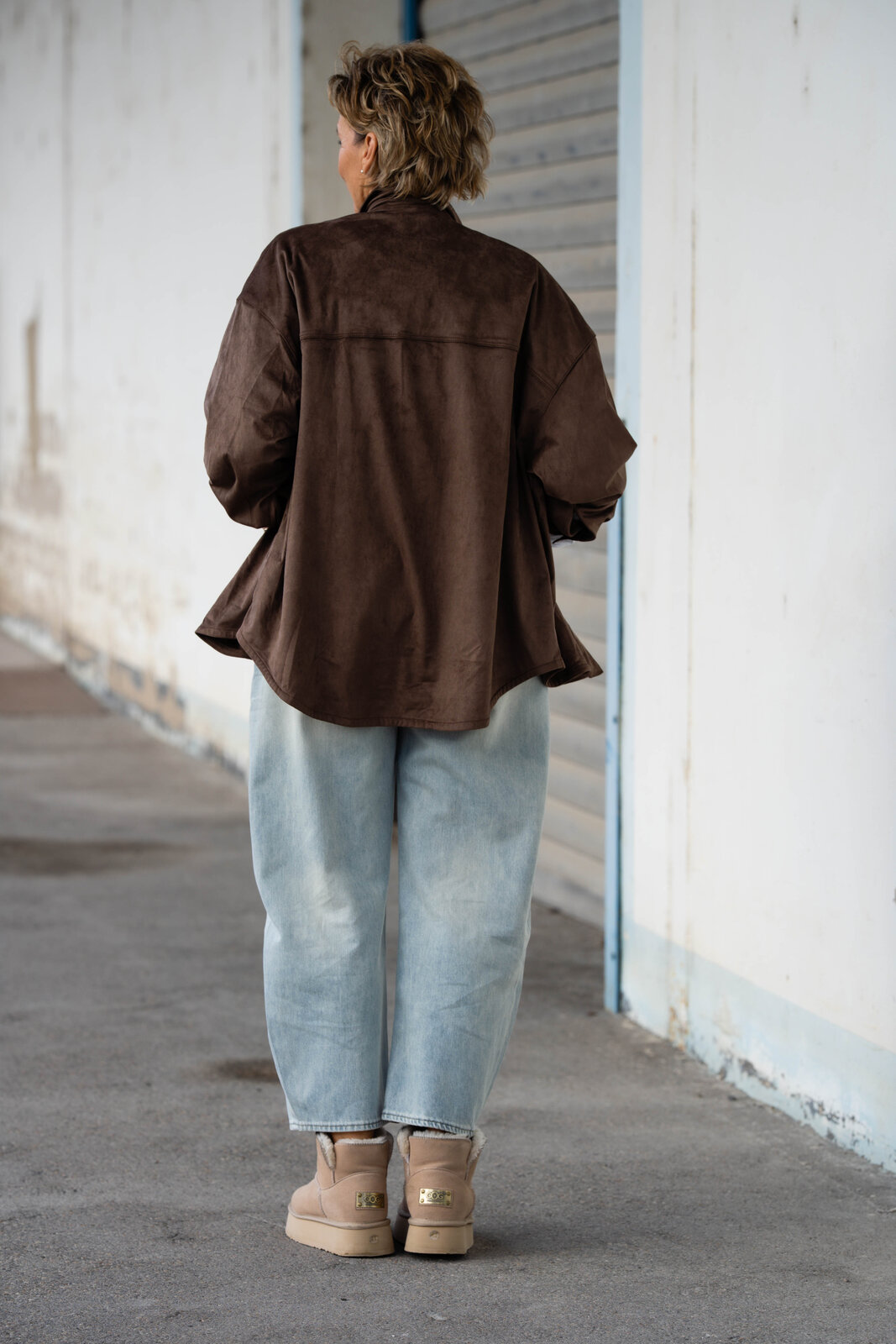 Jeans “YOANA POCKET” – sky blue-pink (ER91)/ Lockeres Longsleeve “TAPI” (SE61)/Oversized Hemd “ERMELINA” (ER38)