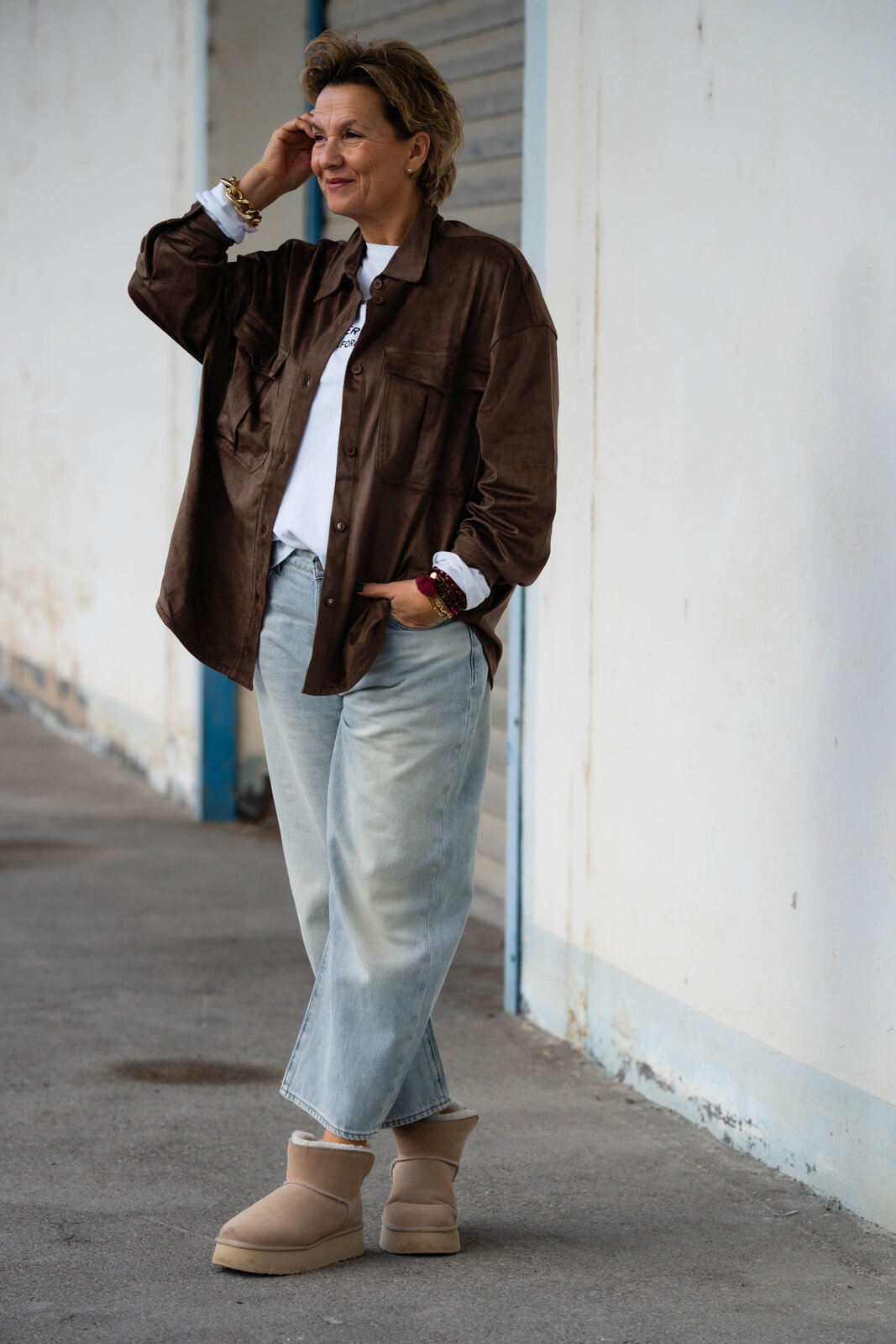 Jeans “YOANA POCKET” – sky blue-pink (ER91)/ Lockeres Longsleeve “TAPI” (SE61)/Oversized Hemd “ERMELINA” (ER38)