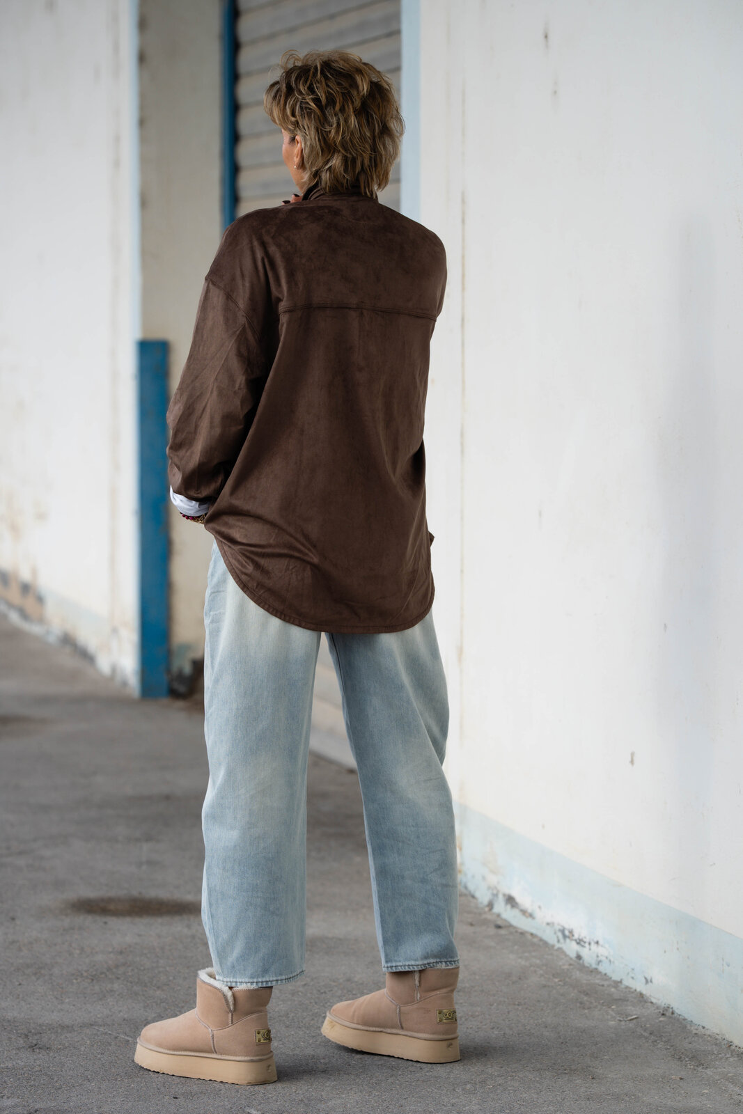 Jeans “YOANA POCKET” – sky blue-pink (ER91)/ Lockeres Longsleeve “TAPI” (SE61)/Oversized Hemd “ERMELINA” (ER38)