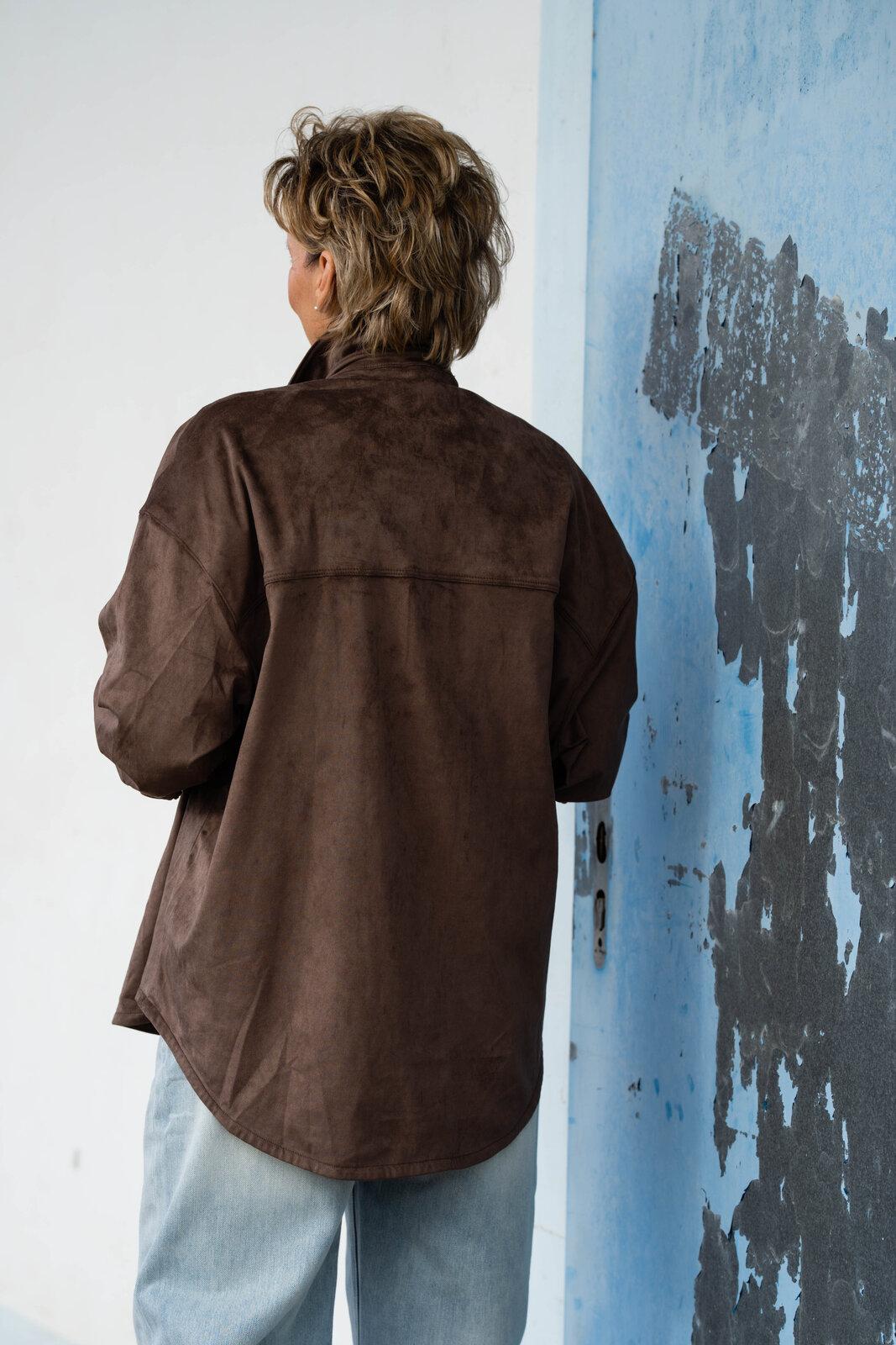 Jeans “YOANA POCKET” – sky blue-pink (ER91)/ Lockeres Longsleeve “TAPI” (SE61)/Oversized Hemd “ERMELINA” (ER38)