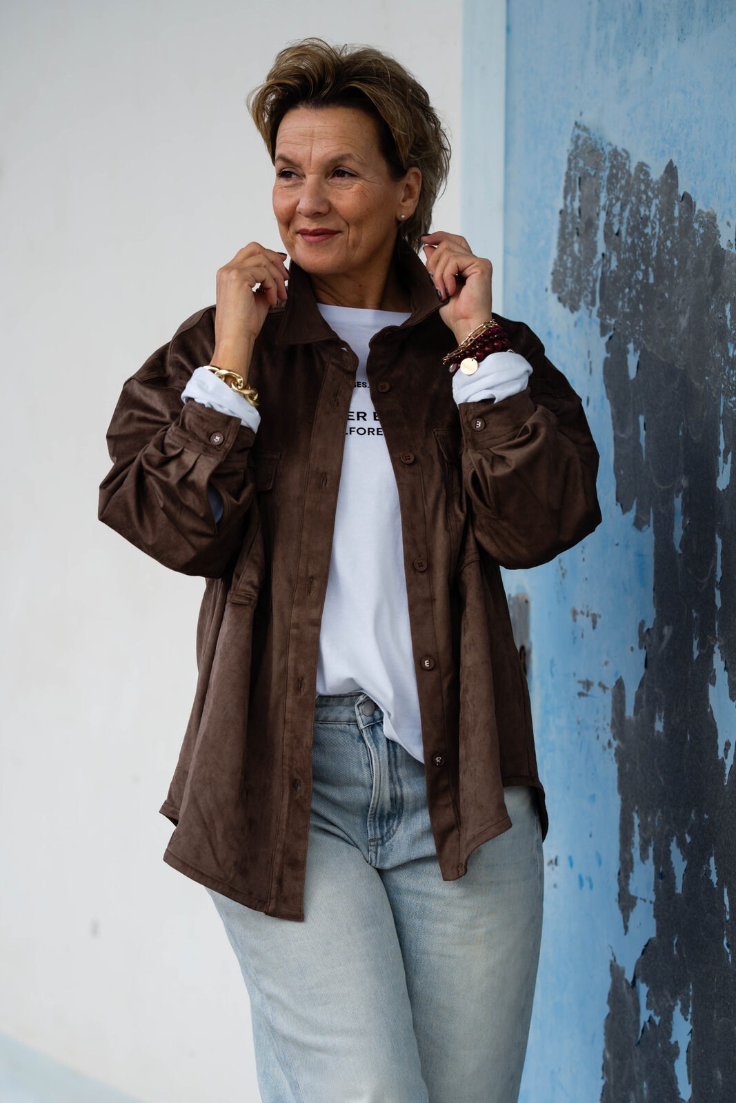 Jeans “YOANA POCKET” – sky blue-pink (ER91)/ Lockeres Longsleeve “TAPI” (SE61)/Oversized Hemd “ERMELINA” (ER38)