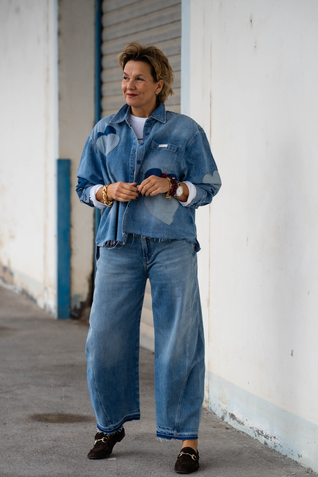 Jeans “NORALIE” – peak blue (ER47)/Cooles Jeanshemd “BEBA” (ER58