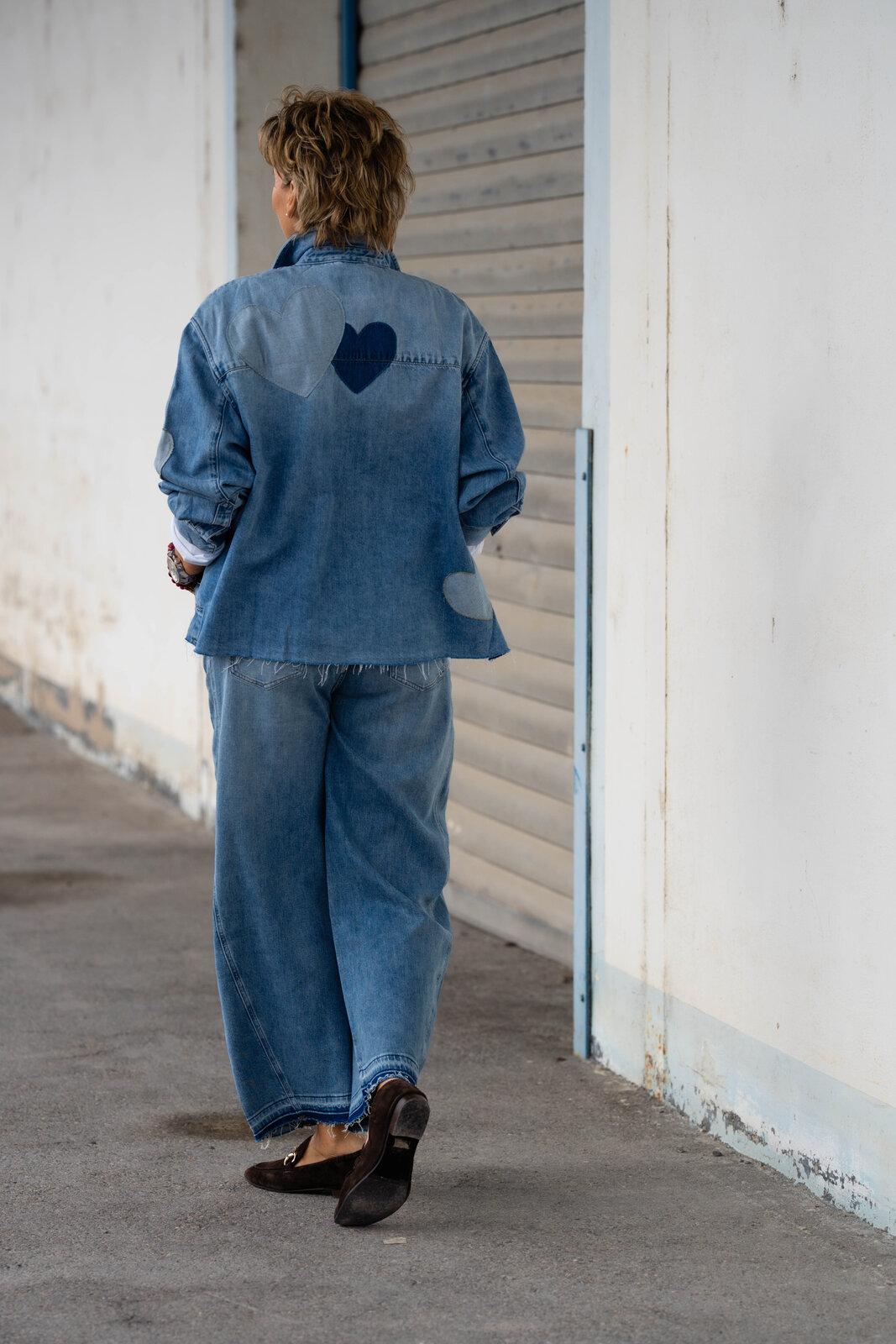 Jeans “NORALIE” – peak blue (ER47)/Cooles Jeanshemd “BEBA” (ER58