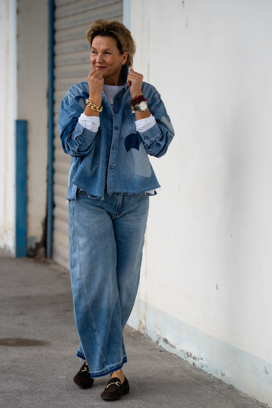 Jeans “NORALIE” – peak blue (ER47)/Cooles Jeanshemd “BEBA” (ER58