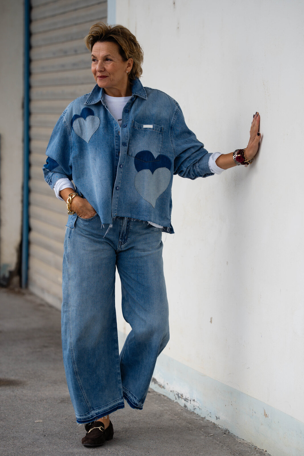 Jeans “NORALIE” – peak blue (ER47)/Cooles Jeanshemd “BEBA” (ER58