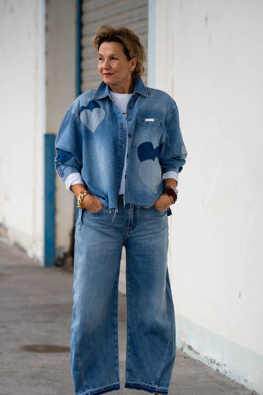 Jeans “NORALIE” – peak blue (ER47)/Cooles Jeanshemd “BEBA” (ER58