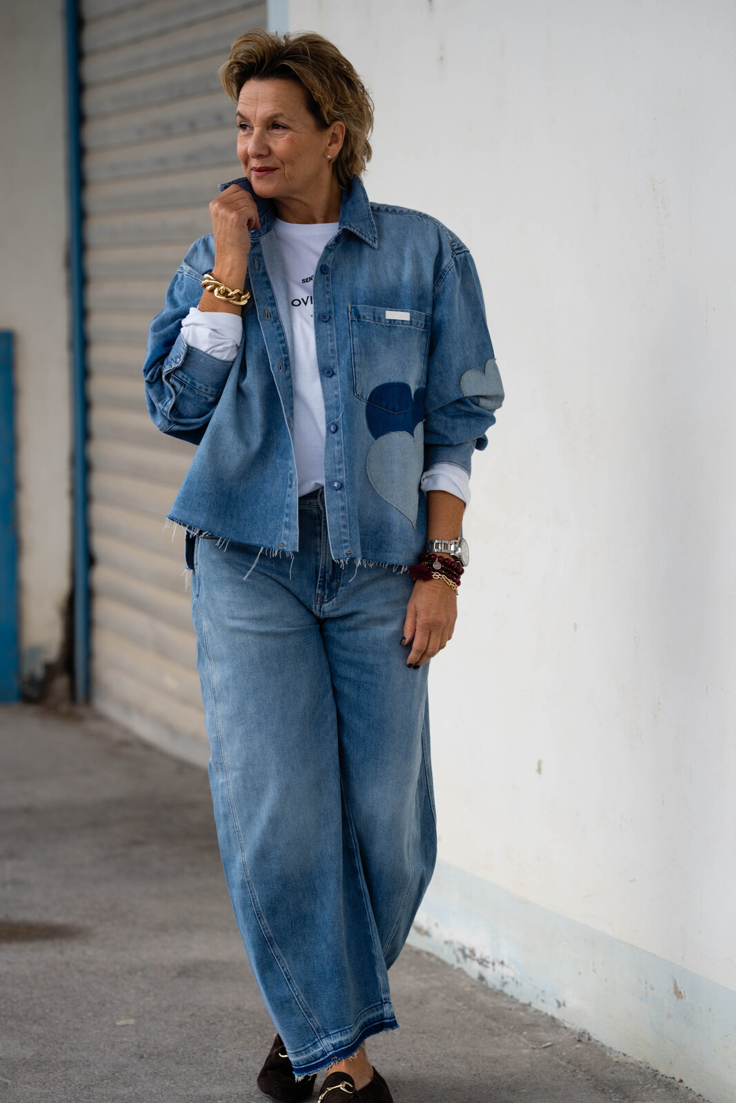 Jeans “NORALIE” – peak blue (ER47)/Cooles Jeanshemd “BEBA” (ER58