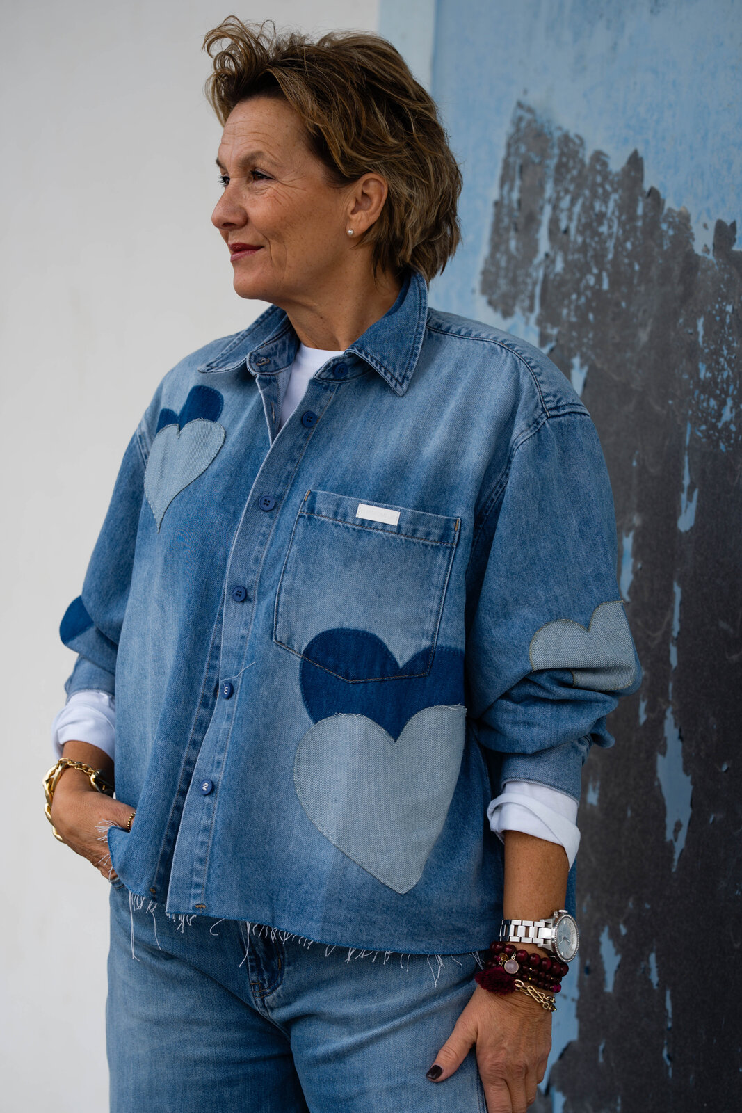 Jeans “NORALIE” – peak blue (ER47)/Cooles Jeanshemd “BEBA” (ER58