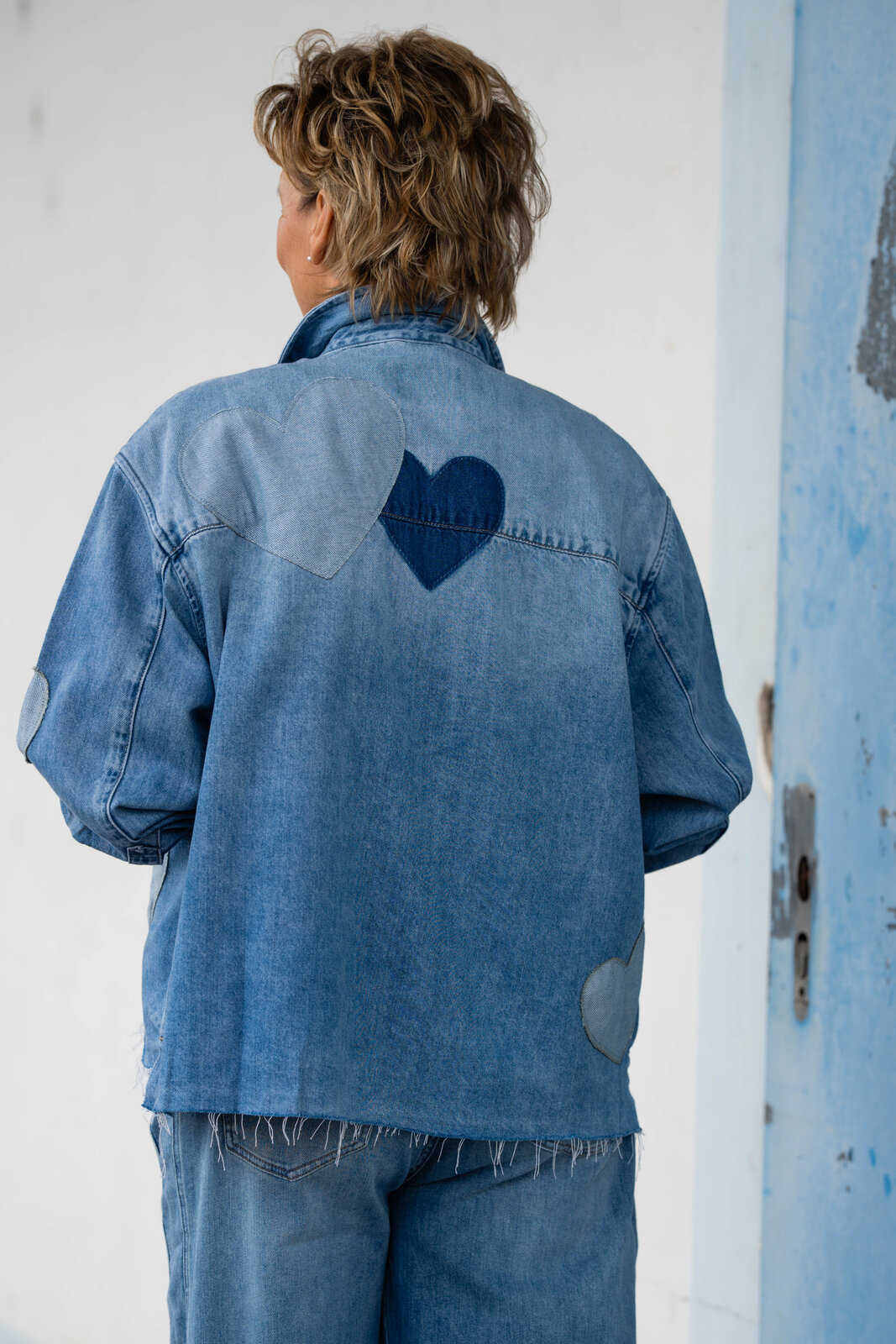 Jeans “NORALIE” – peak blue (ER47)/Cooles Jeanshemd “BEBA” (ER58