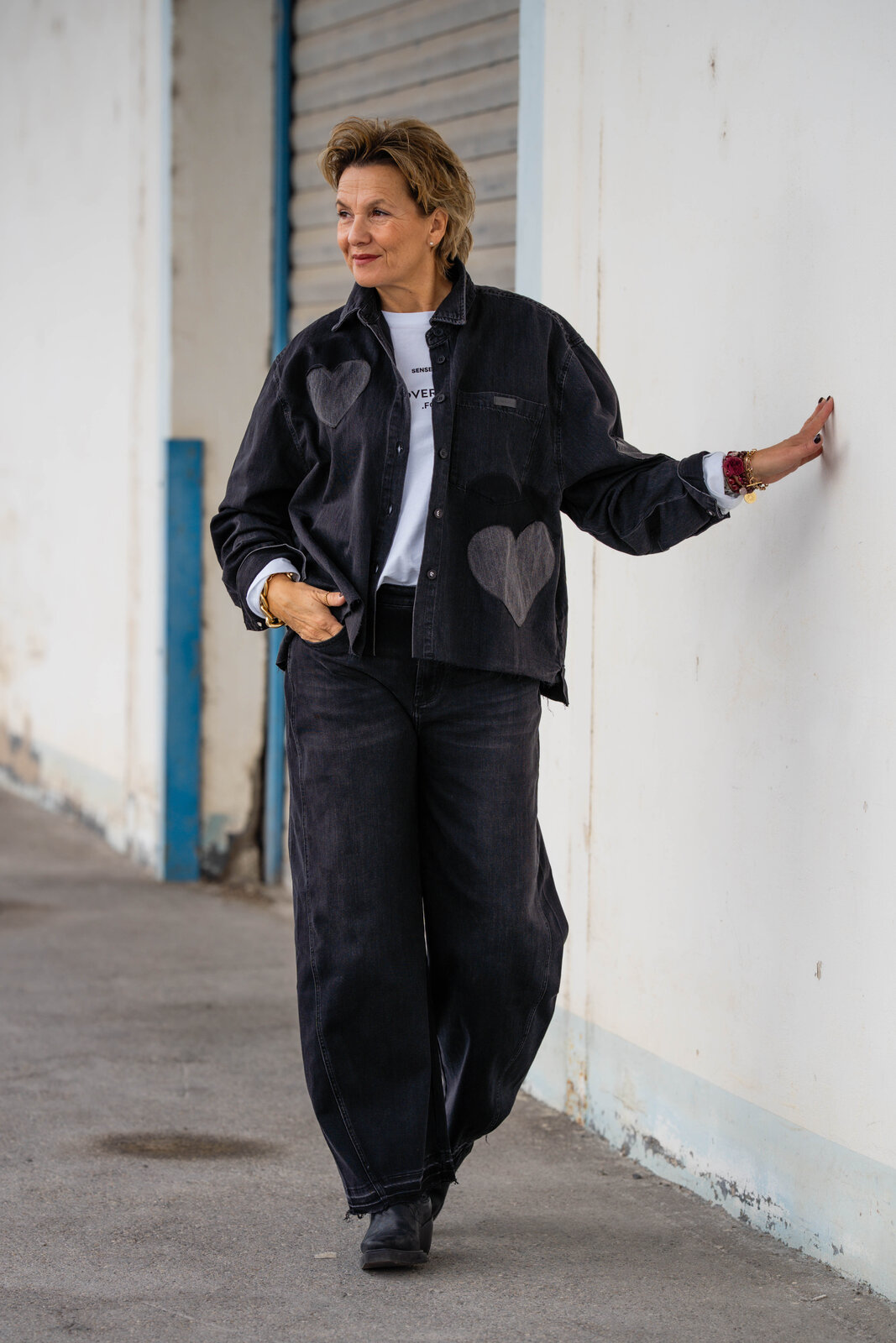 Jeanshemd “BEBA” black shadow wash (ER58) /Jeans “NORALIE” – dirty black (ER89) /Lockeres Longsleeve “TAPI” (SE61)