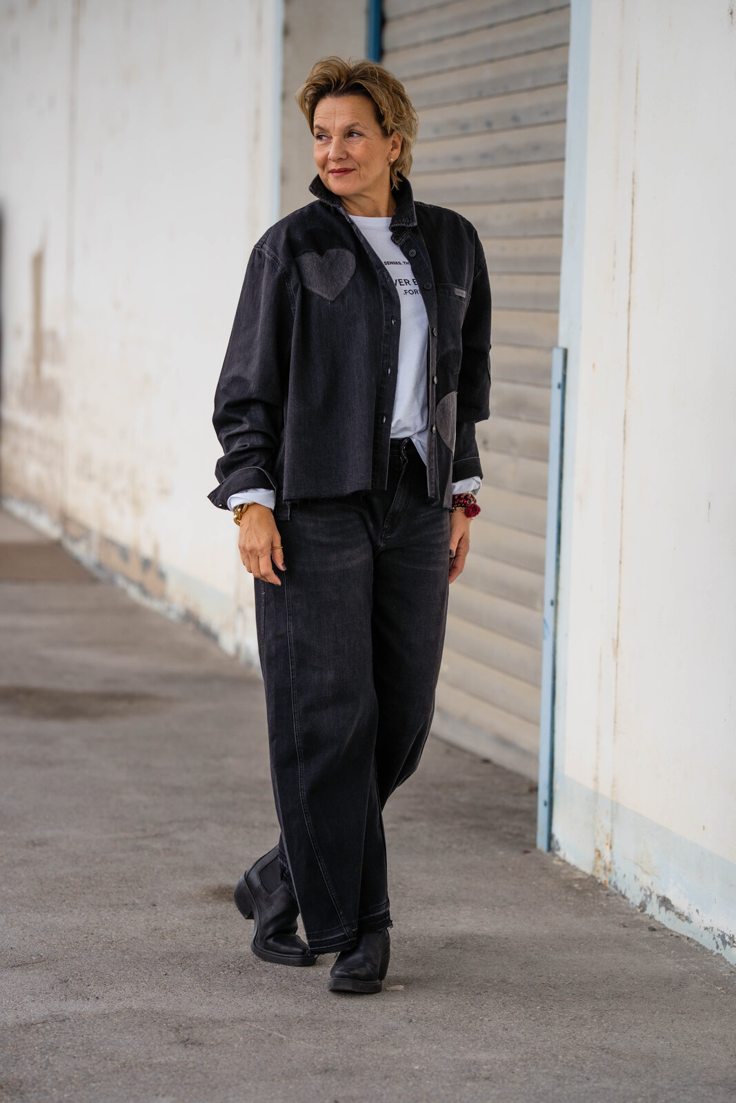 Jeanshemd “BEBA” black shadow wash (ER58) /Jeans “NORALIE” – dirty black (ER89) /Lockeres Longsleeve “TAPI” (SE61)