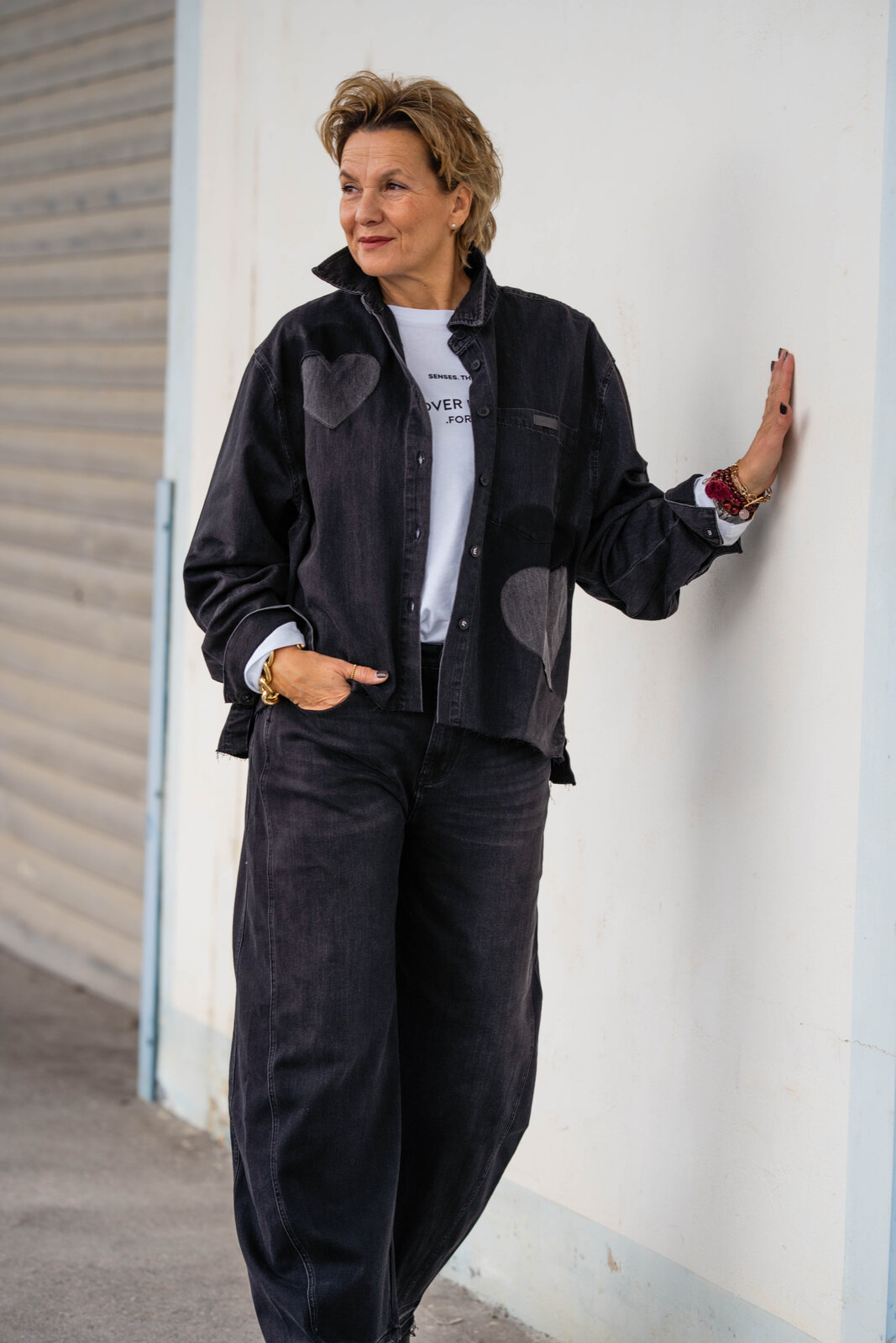 Jeanshemd “BEBA” black shadow wash (ER58) /Jeans “NORALIE” – dirty black (ER89) /Lockeres Longsleeve “TAPI” (SE61)