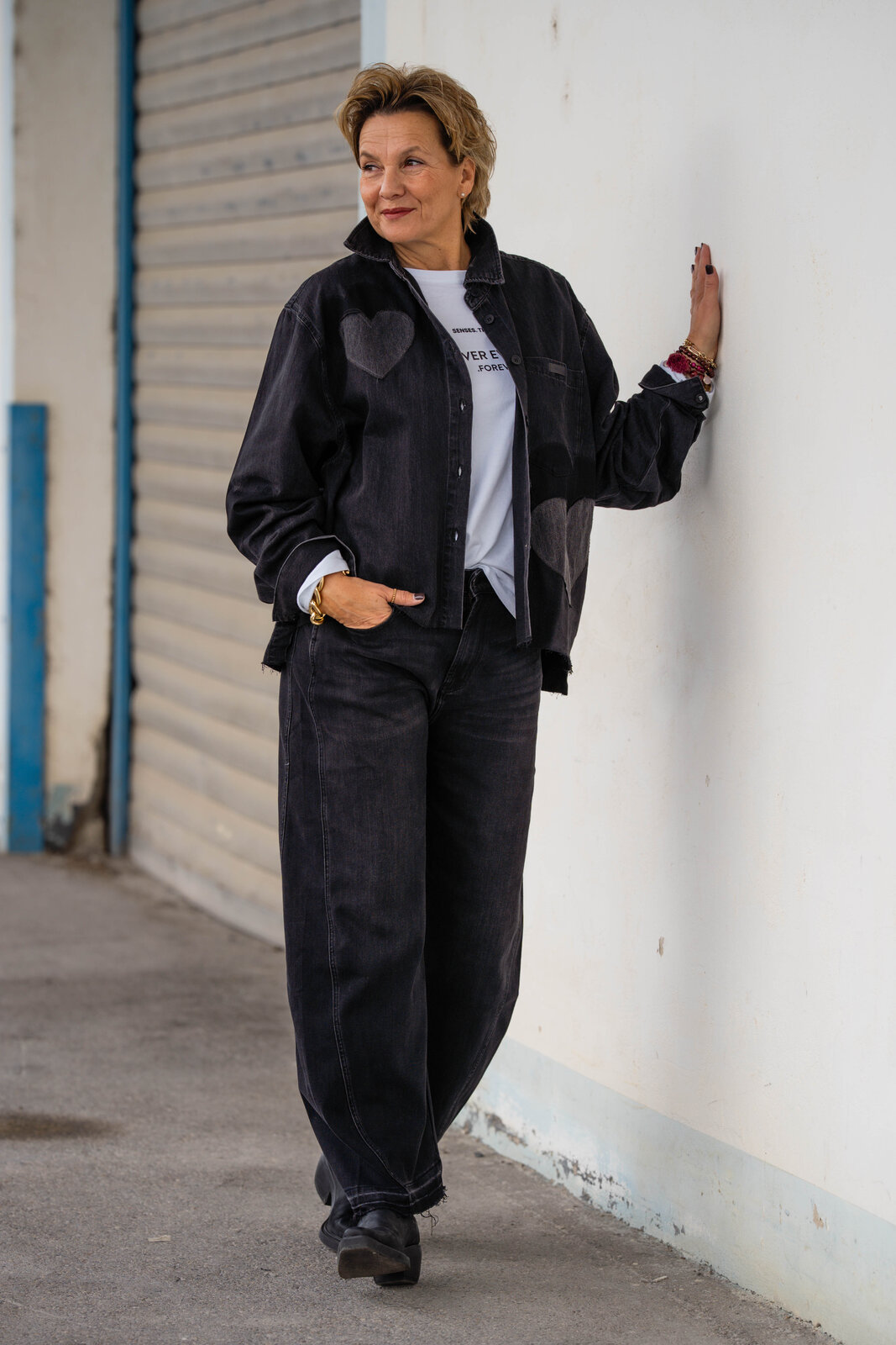 Jeanshemd “BEBA” black shadow wash (ER58) /Jeans “NORALIE” – dirty black (ER89) /Lockeres Longsleeve “TAPI” (SE61)