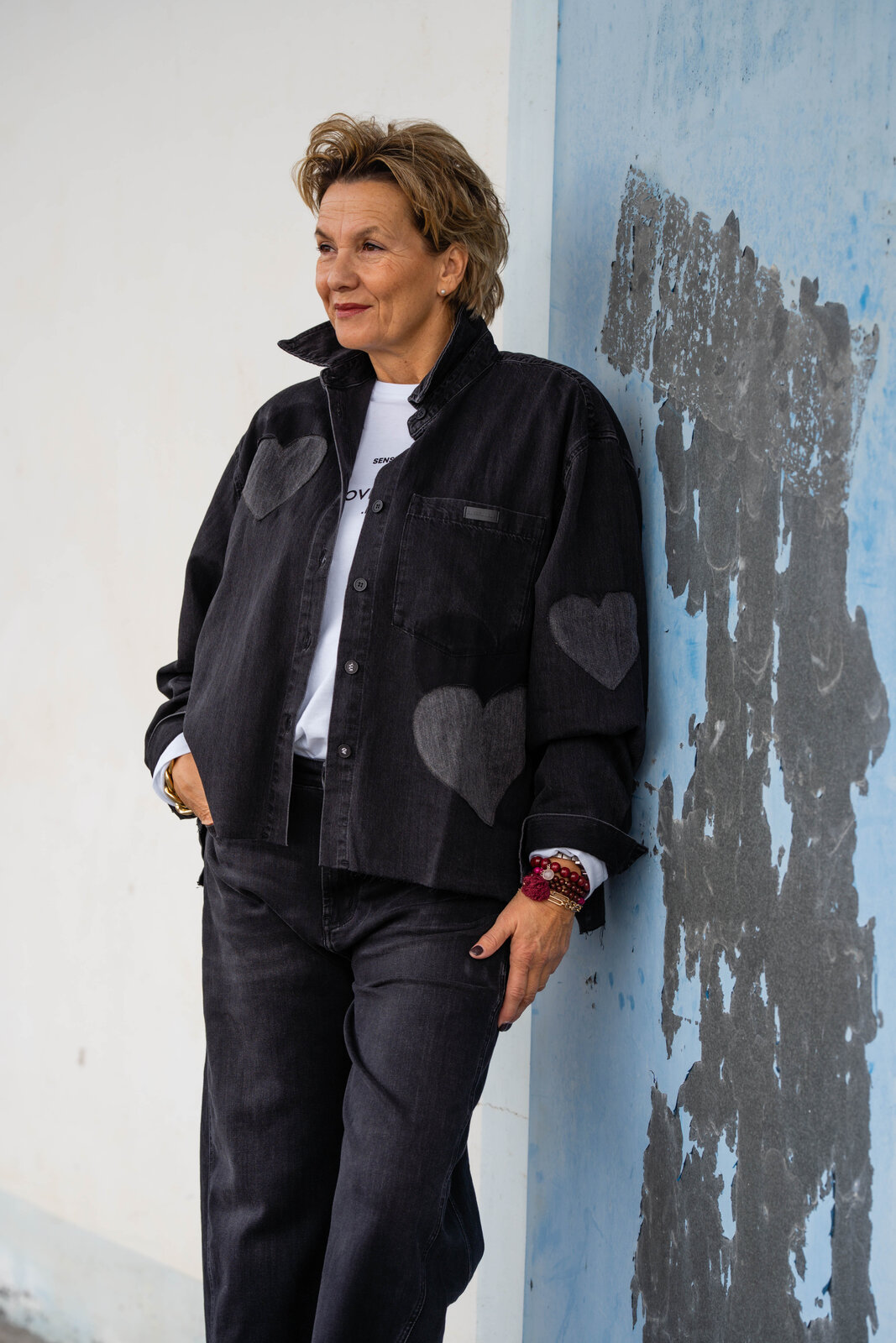 Jeanshemd “BEBA” black shadow wash (ER58) /Jeans “NORALIE” – dirty black (ER89) /Lockeres Longsleeve “TAPI” (SE61)