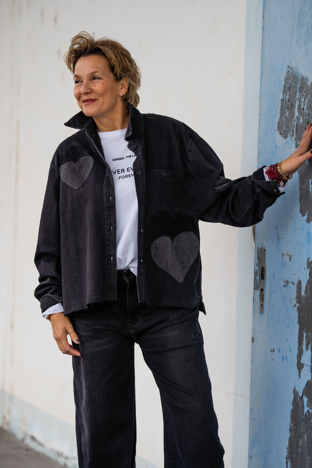 Jeanshemd “BEBA” black shadow wash (ER58) /Jeans “NORALIE” – dirty black (ER89) /Lockeres Longsleeve “TAPI” (SE61)