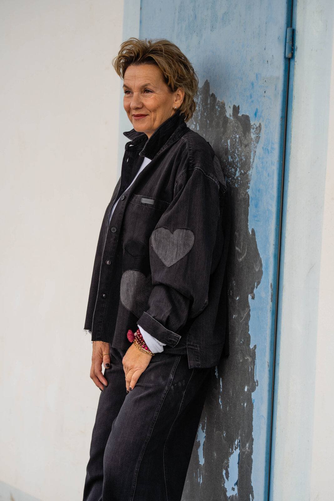 Jeanshemd “BEBA” black shadow wash (ER58) /Jeans “NORALIE” – dirty black (ER89) /Lockeres Longsleeve “TAPI” (SE61)