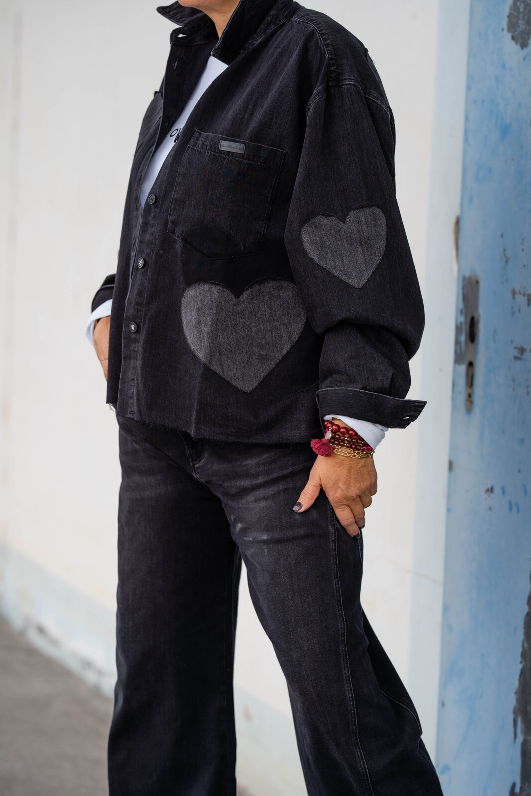 Jeanshemd “BEBA” black shadow wash (ER58) /Jeans “NORALIE” – dirty black (ER89) /Lockeres Longsleeve “TAPI” (SE61)