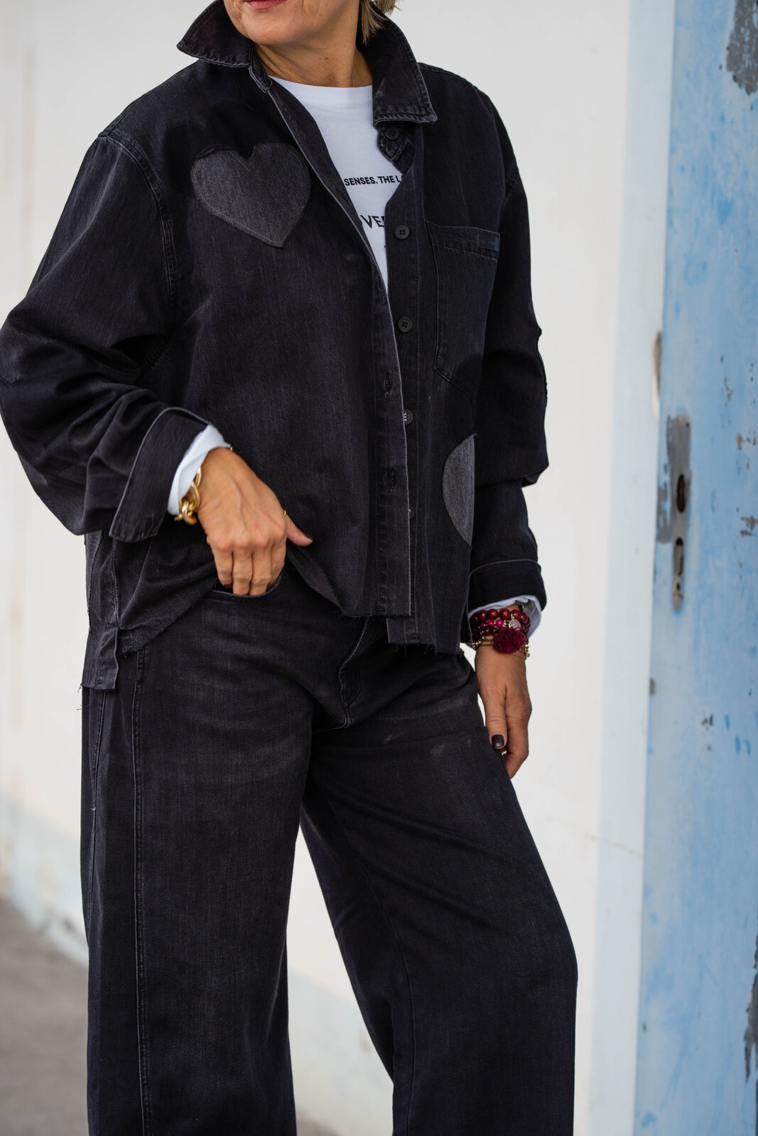 Jeanshemd “BEBA” black shadow wash (ER58) /Jeans “NORALIE” – dirty black (ER89) /Lockeres Longsleeve “TAPI” (SE61)