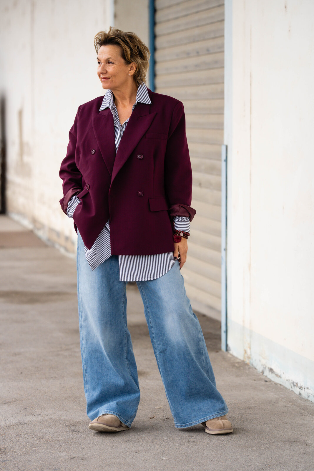 Stylischer Blazer “VIKTORIA” burgunder (B01) / Jeans “KALEA” – peak blue (ER49)/Streifen-Hemdbluse “BLOSSOM” black/optikwhite (SE22)