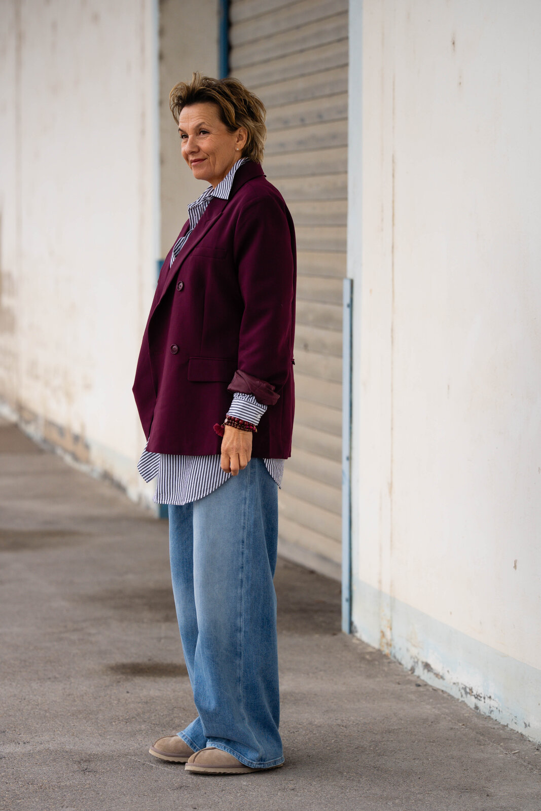 Stylischer Blazer “VIKTORIA” burgunder (B01) / Jeans “KALEA” – peak blue (ER49)/Streifen-Hemdbluse “BLOSSOM” black/optikwhite (SE22)