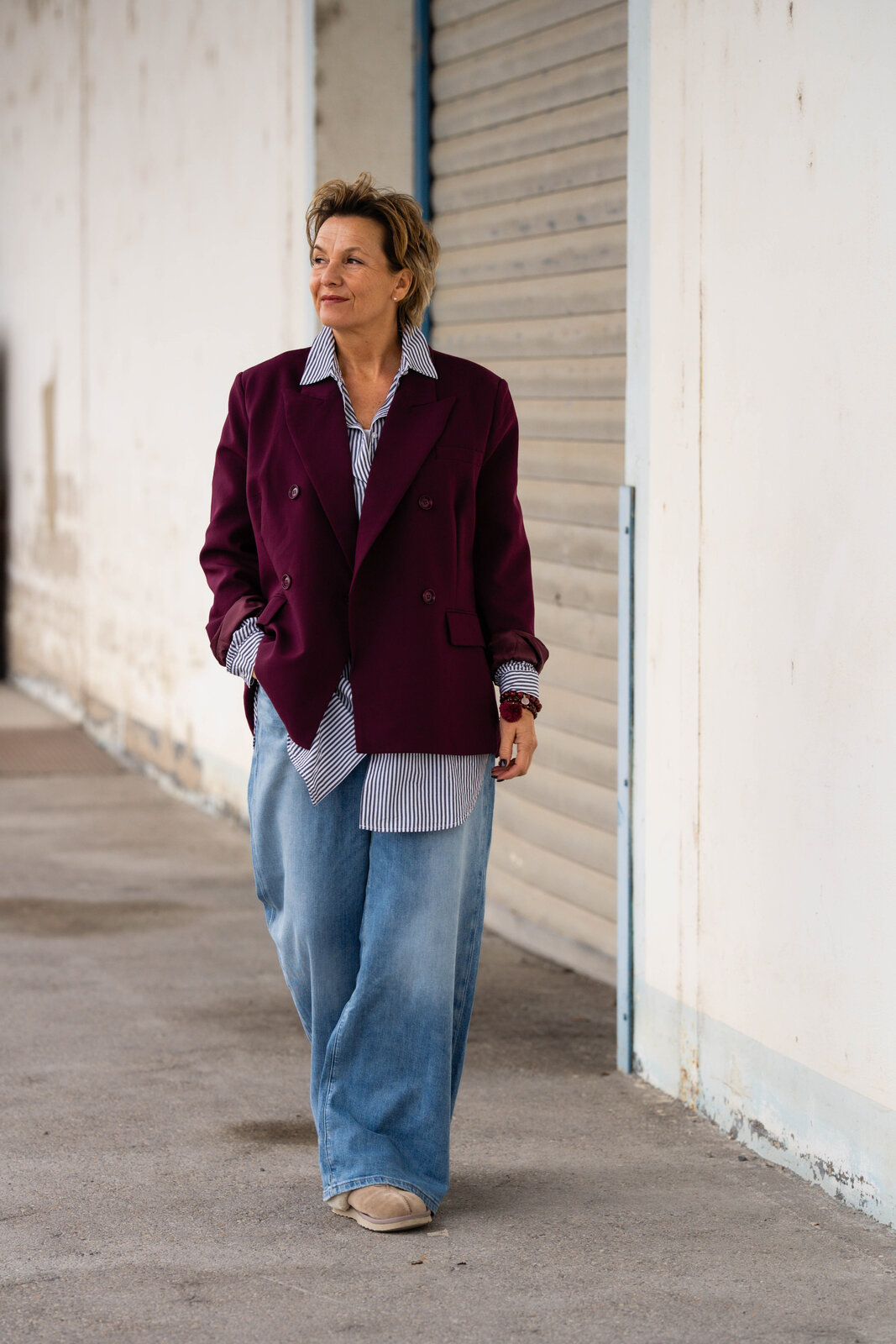 Stylischer Blazer “VIKTORIA” burgunder (B01) / Jeans “KALEA” – peak blue (ER49)/Streifen-Hemdbluse “BLOSSOM” black/optikwhite (SE22)