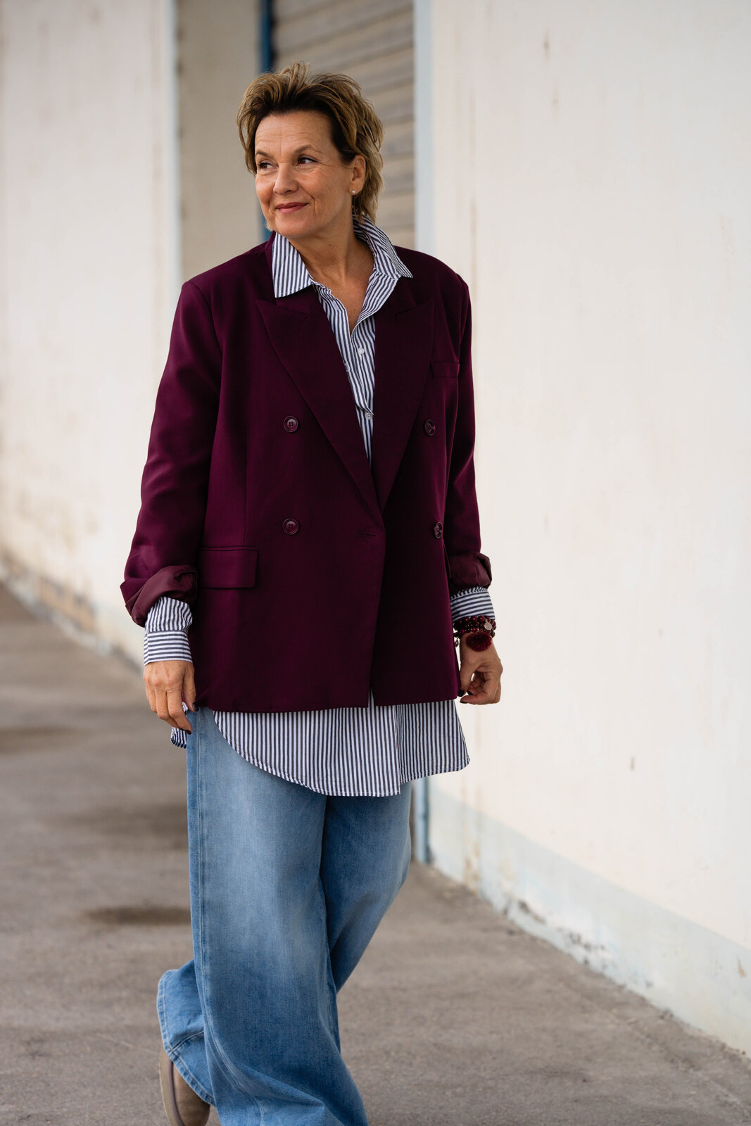 Stylischer Blazer “VIKTORIA” burgunder (B01) / Jeans “KALEA” – peak blue (ER49)/Streifen-Hemdbluse “BLOSSOM” black/optikwhite (SE22)