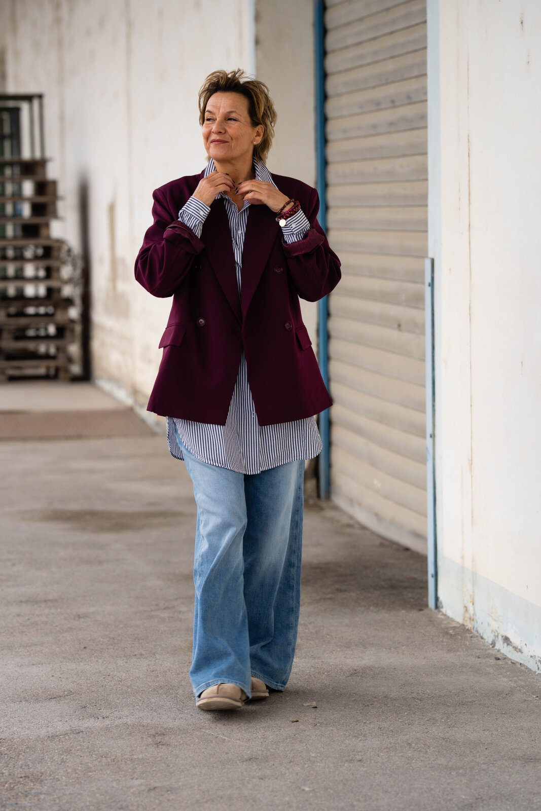 Stylischer Blazer “VIKTORIA” burgunder (B01) / Jeans “KALEA” – peak blue (ER49)/Streifen-Hemdbluse “BLOSSOM” black/optikwhite (SE22)