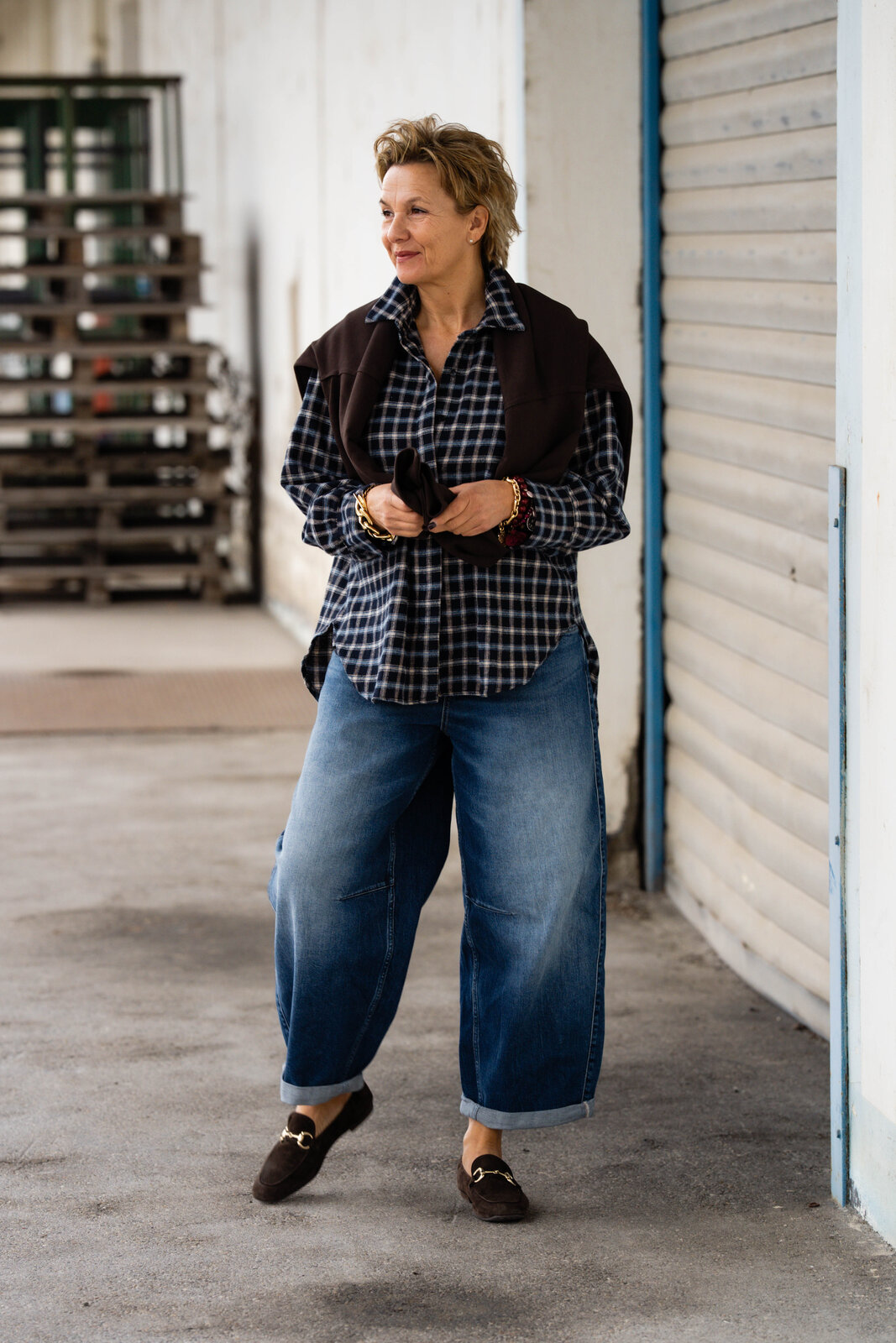 Flanell Karohemd blau (GW76) / Jeans “BARROW” – blue soul (HL06) / Strickpulli “TARA” schokobraun (GW203)