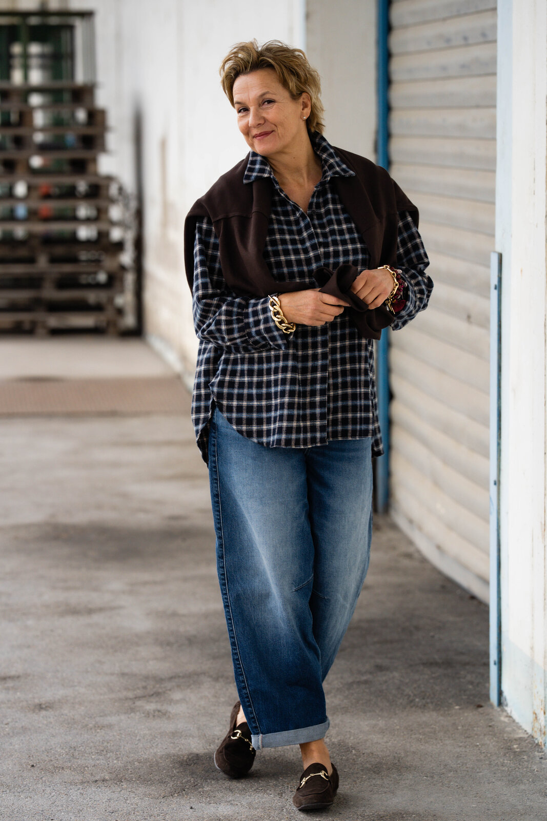 Flanell Karohemd blau (GW76) / Jeans “BARROW” – blue soul (HL06) / Strickpulli “TARA” schokobraun (GW203)