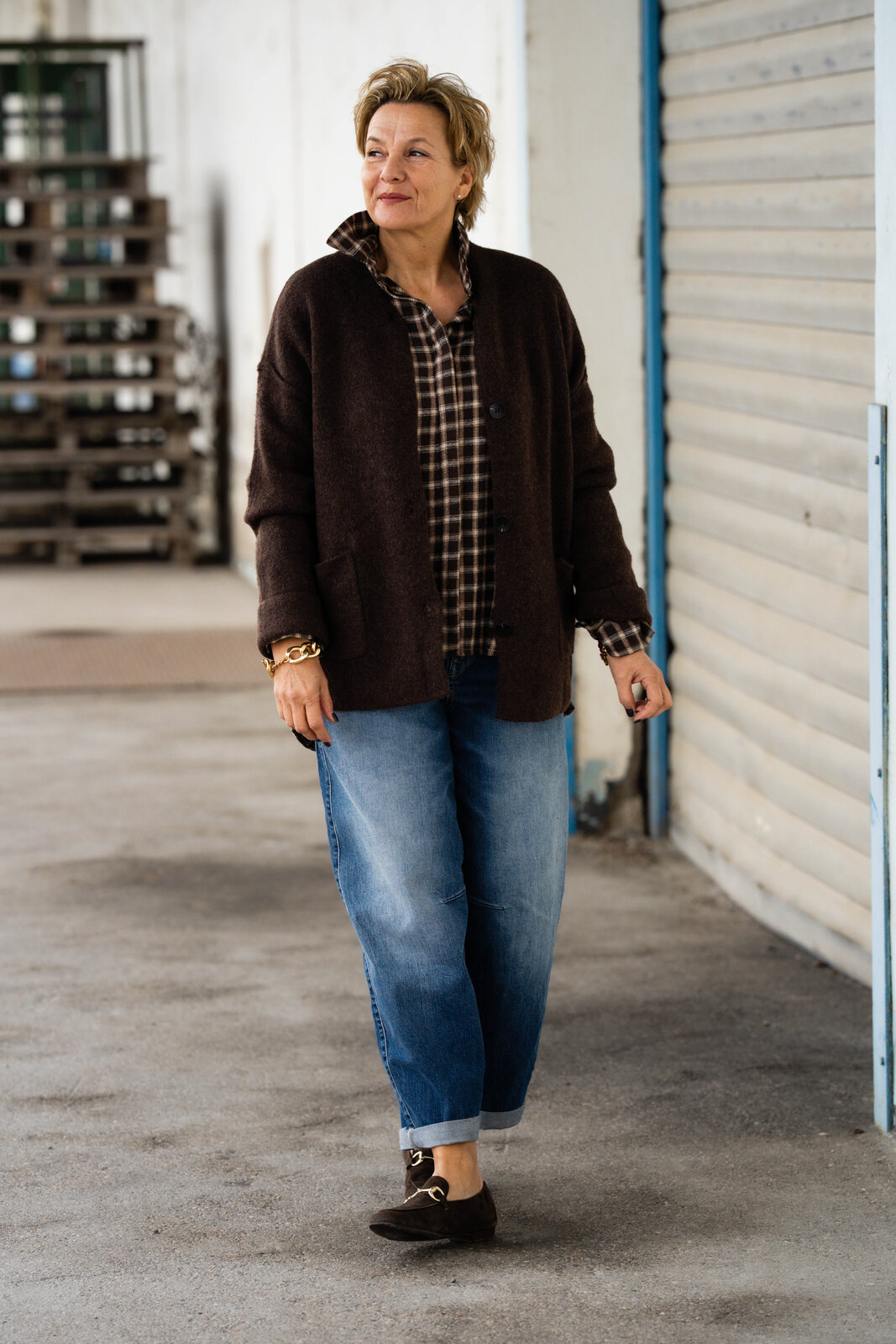 Flanell Karohemd braun (GW76) / Jeans “BARROW” – blue soul (HL06) / Cardigan “GIULIA” schokobraun (GW40)