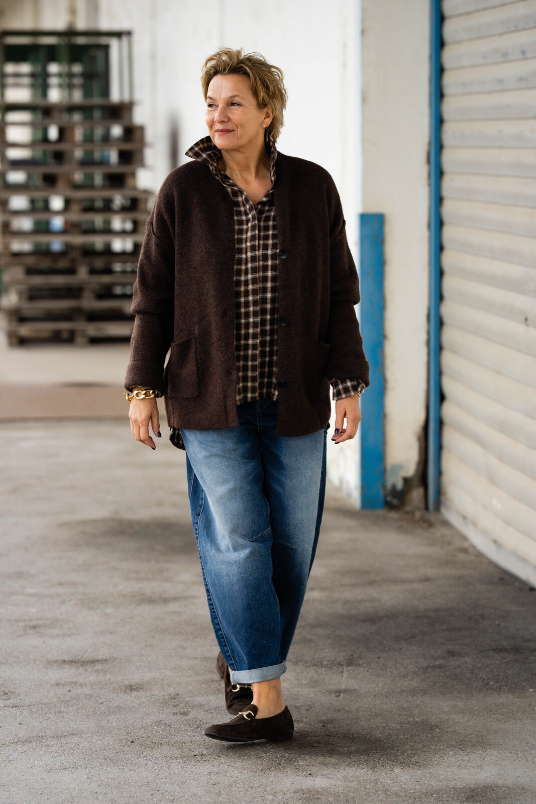 Flanell Karohemd braun (GW76) / Jeans “BARROW” – blue soul (HL06) / Cardigan “GIULIA” schokobraun (GW40)