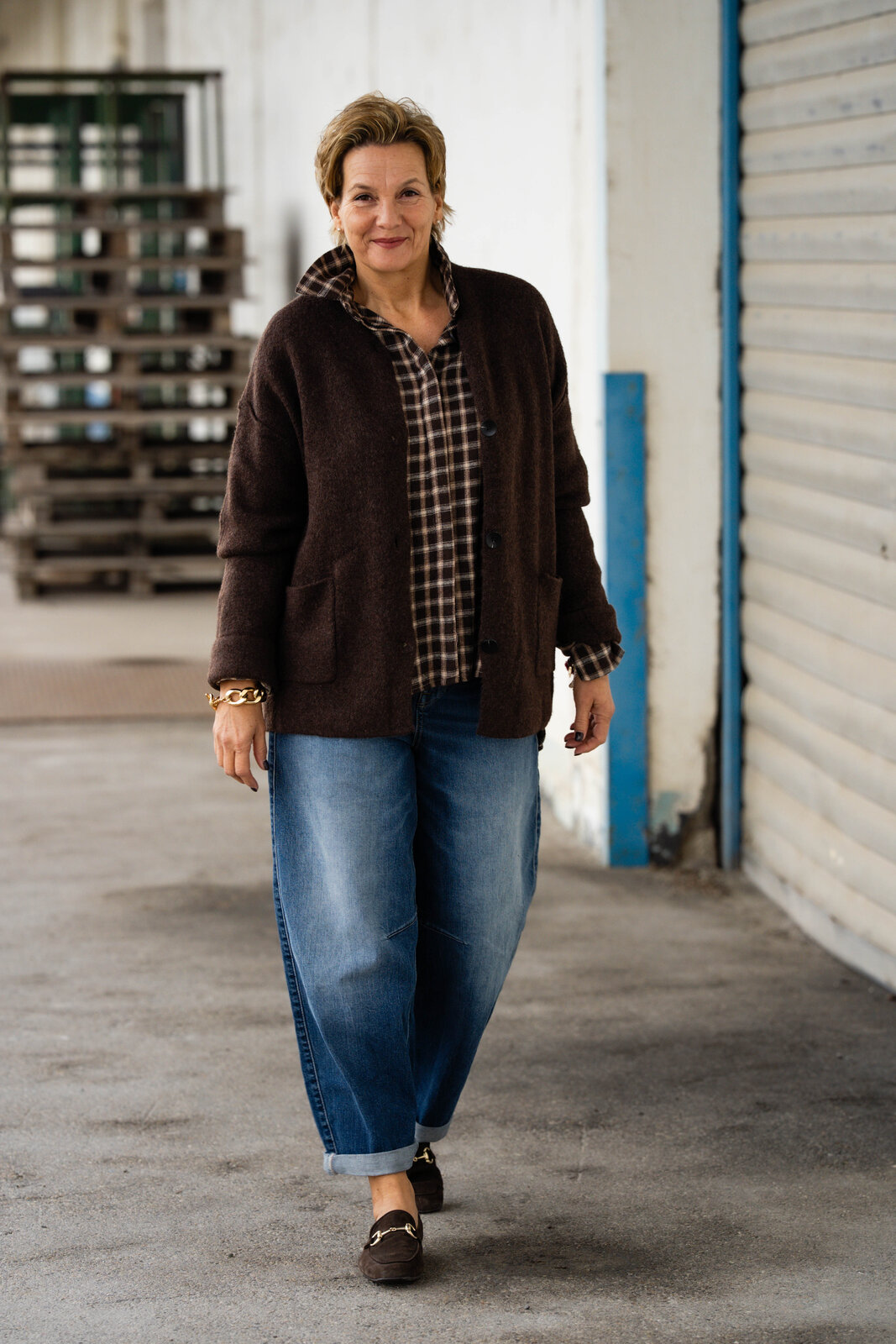 Flanell Karohemd braun (GW76) / Jeans “BARROW” – blue soul (HL06) / Cardigan “GIULIA” schokobraun (GW40)