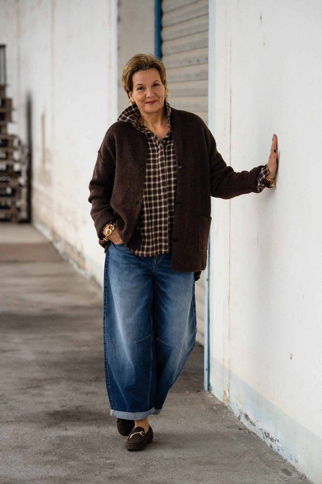 Flanell Karohemd braun (GW76) / Jeans “BARROW” – blue soul (HL06) / Cardigan “GIULIA” schokobraun (GW40)