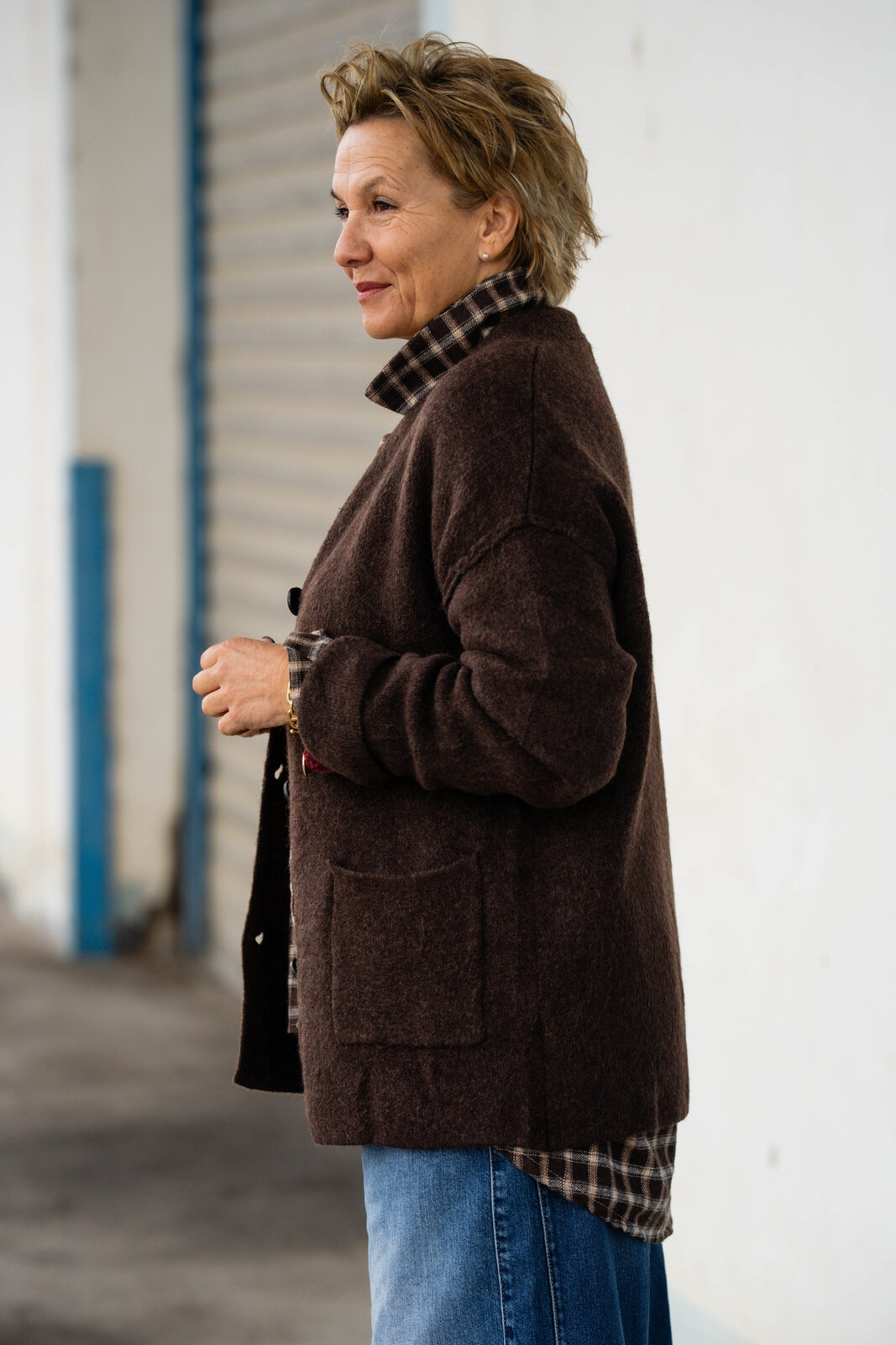 Flanell Karohemd braun (GW76) / Jeans “BARROW” – blue soul (HL06) / Cardigan “GIULIA” schokobraun (GW40)