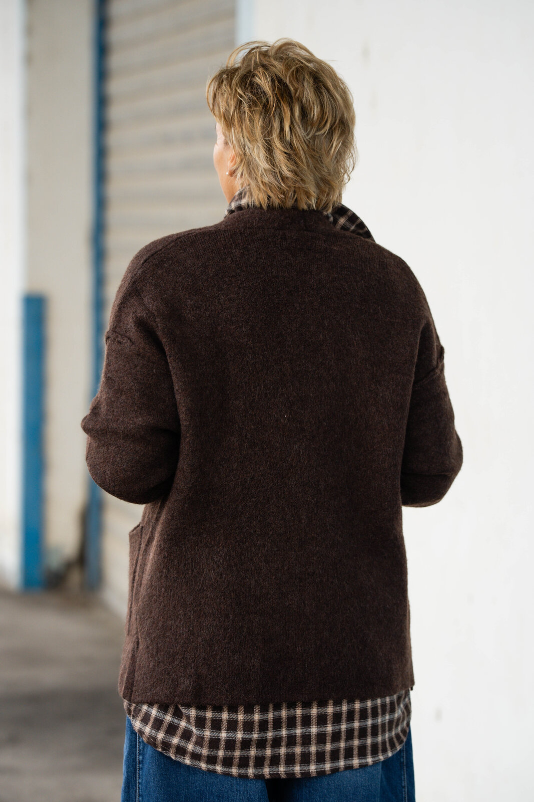 Flanell Karohemd braun (GW76) / Jeans “BARROW” – blue soul (HL06) / Cardigan “GIULIA” schokobraun (GW40)