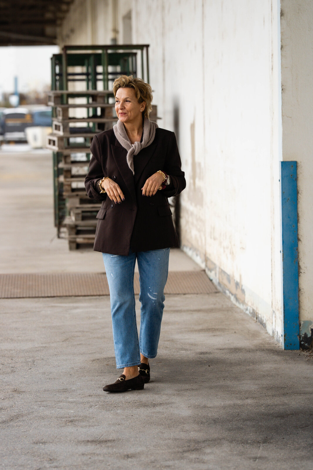 Stylischer Blazer “VIKTORIA” schokobraun (B01) / Jeans “JACKY” steel blue (ER08) / Dreiecksschal “SUSI” light taupe (AS34) / Spitzenshirt graubraun (BA07)