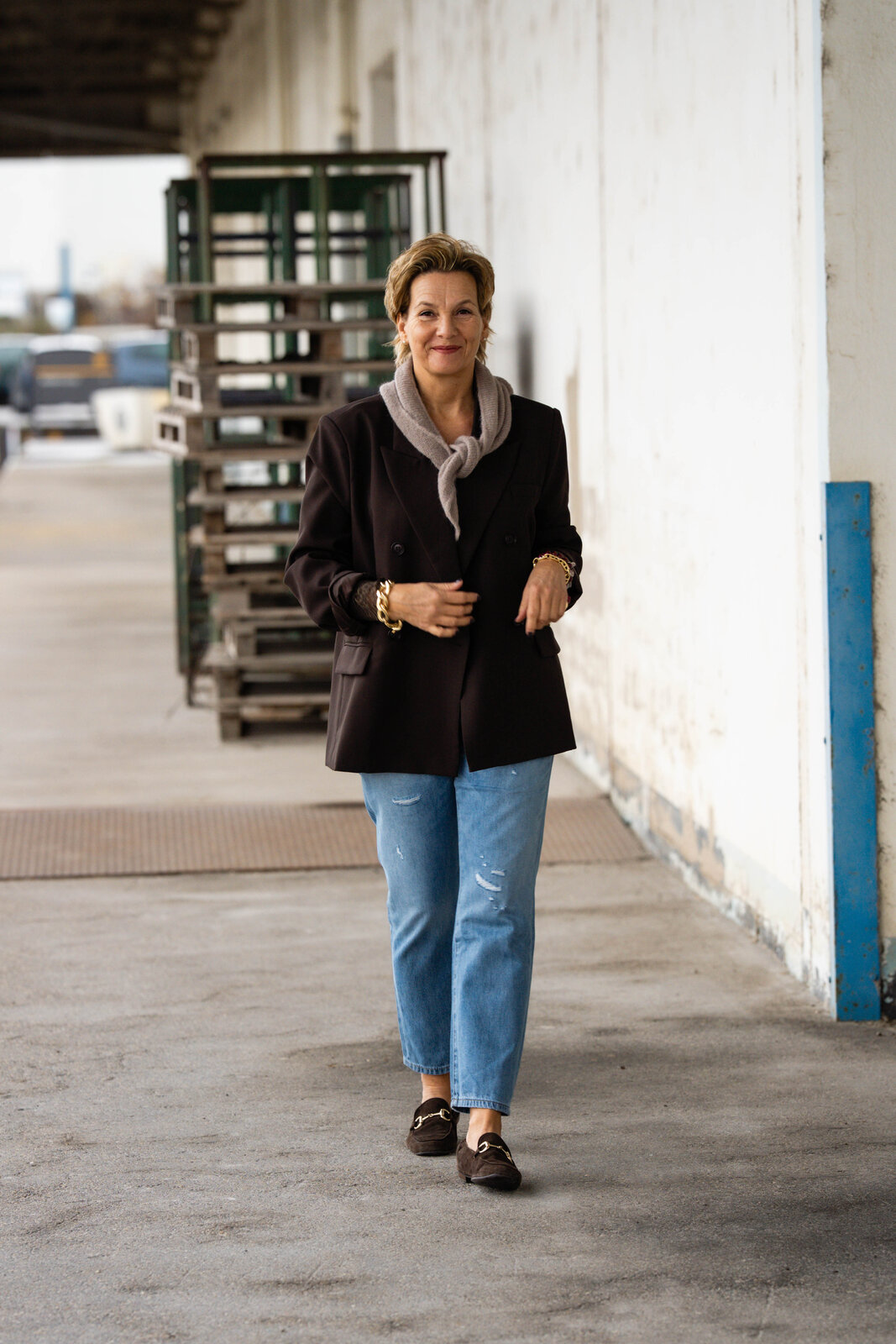 Stylischer Blazer “VIKTORIA” schokobraun (B01) / Jeans “JACKY” steel blue(ER08) / Dreiecksschal “SUSI” light taupe (AS34) / Spitzenshirt graubraun (BA07)